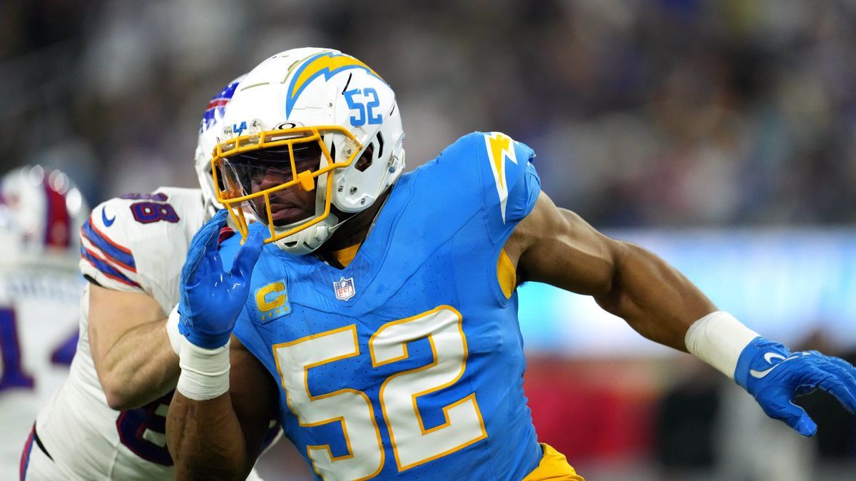 NFL, American Football Herren, USA Buffalo Bills at Los Angeles Chargers Dec 23, 2023; Inglewood, California, USA; Los Angeles Chargers linebacker Khalil Mack (52) rushes against the Buffalo Bills ...