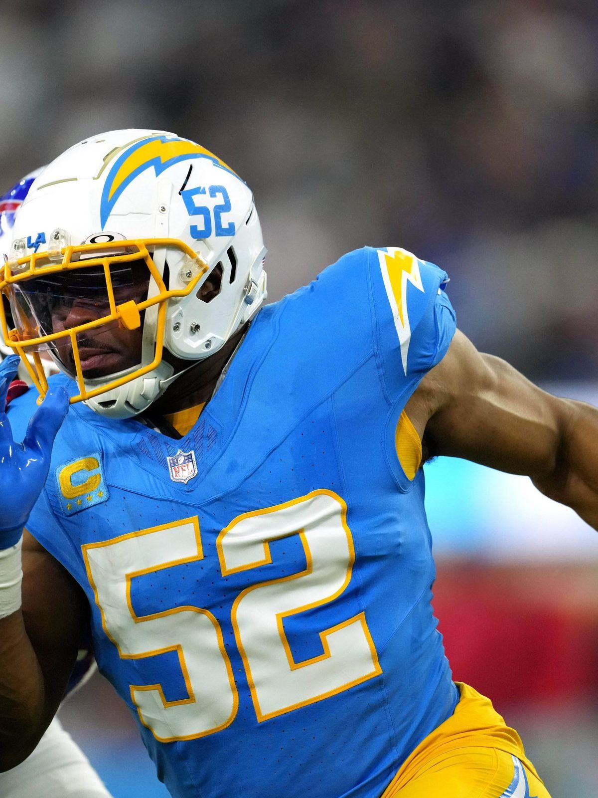 NFL, American Football Herren, USA Buffalo Bills at Los Angeles Chargers Dec 23, 2023; Inglewood, California, USA; Los Angeles Chargers linebacker Khalil Mack (52) rushes against the Buffalo Bills ...