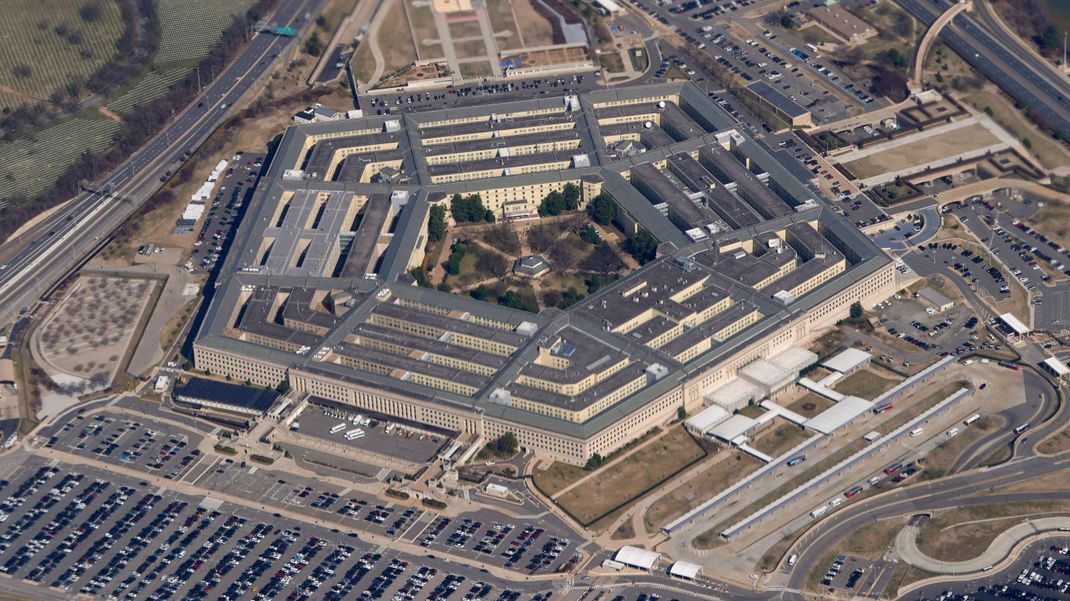 Das Pentagon ermittelt wegen geleakter Geheimdokumente, nun scheint ein Schuldiger gefunden. 