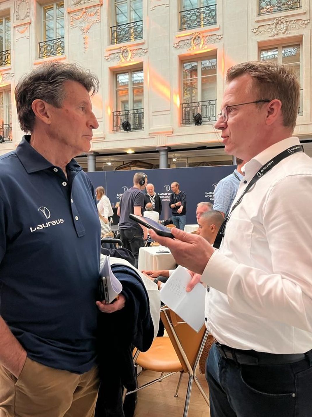 ran-Redakteur Martin Volkmar (r.) mit Laureus-Academy-Mitglied Sebastian Coe in Paris