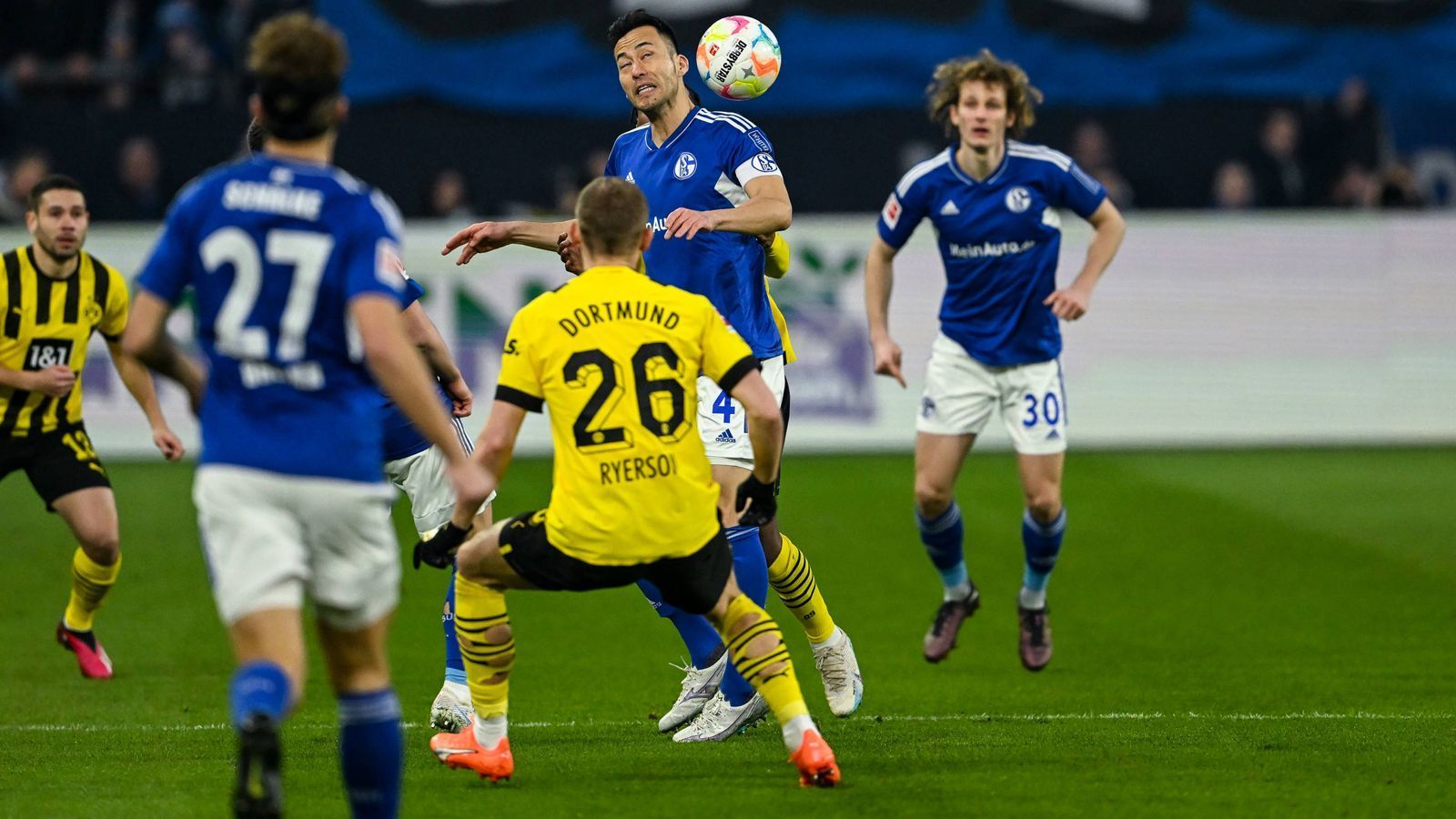 
                <strong>Maya Yoshida (FC Schalke 04)</strong><br>
                Kapitän Maya Yoshida ist schon früh im Spiel immer wieder gefordert, der Japaner klärt einige Male in höchster Not, etwa gegen Malen. Beim ersten Gegentor hat Yoshida eine unglückliche Rolle, weil er beim Schuss von Schlotterbeck etwas die Sicht für seinen Keeper verstellt. ran-Note: 4
              