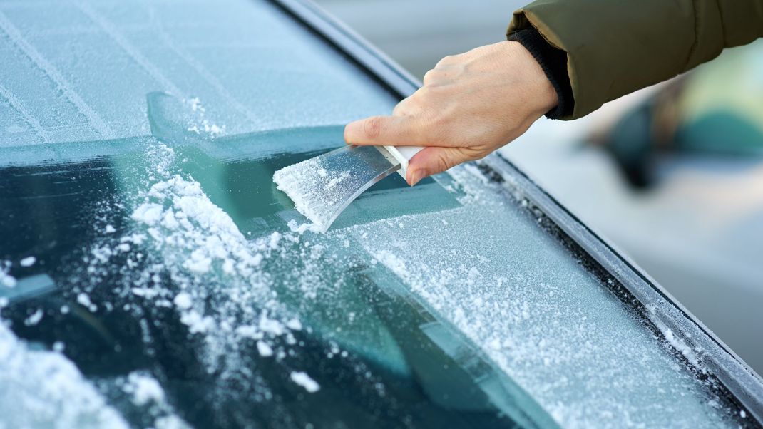 Dieses Bußgeld droht im Winter: Was du beim Eiskratzen vermeiden solltest!