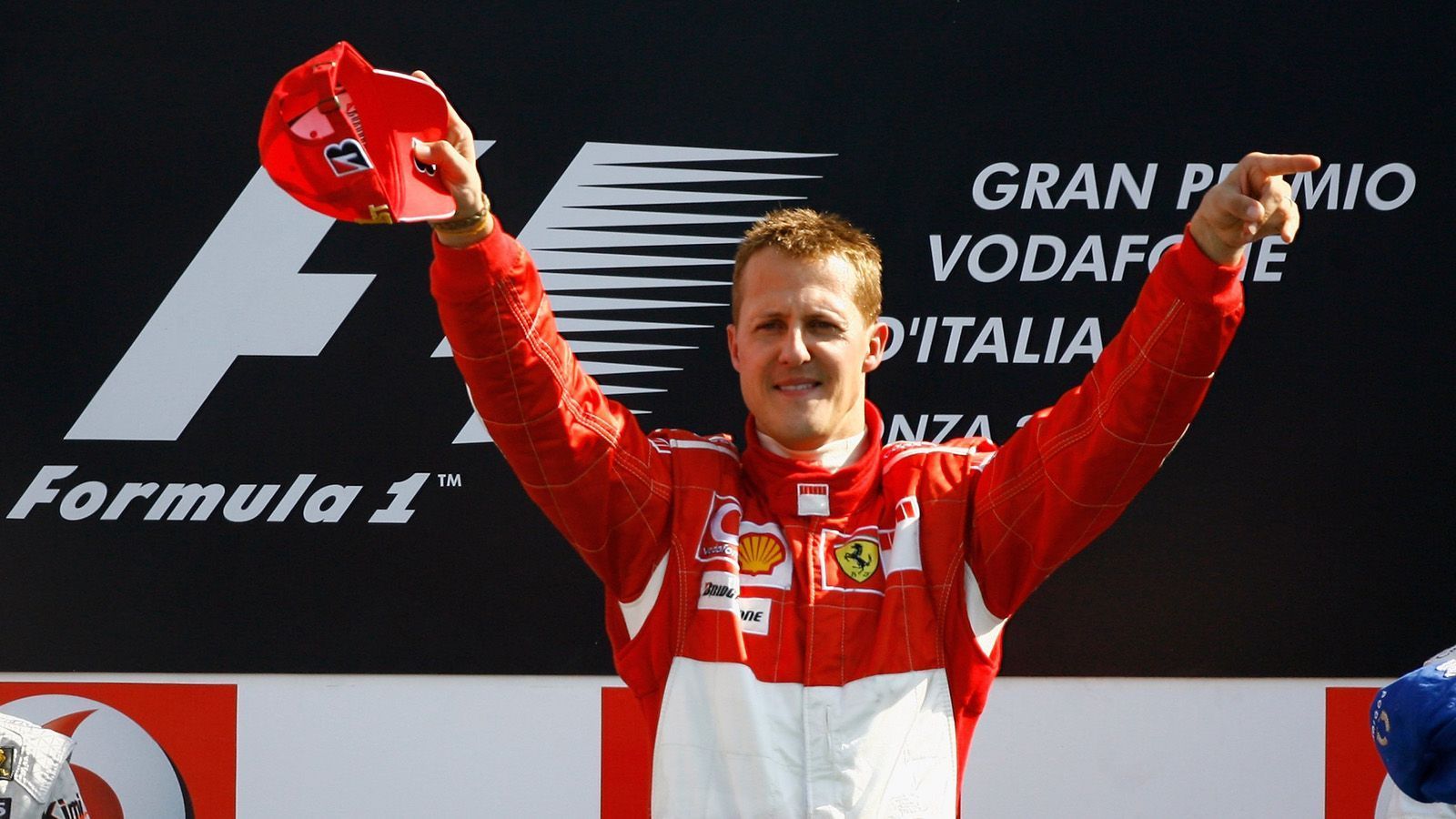 
                <strong>Verkündung seines Karriereendes 2006</strong><br>
                Es war der 10. September 2006. Schumi gewann zum 90. Mal ein Formel 1-Rennen - ein weiterer Meilenstein, ausgerechnet beim Ferrari-Heimspiel in Monza. Drehbuchautoren hätten es kaum besser schreiben können. Und doch war es ein trauriger Tag für die Tifosi: Auf der Pressekonferenz nach dem GP verkündete Schumacher das Ende seiner Karriere nach der Saison.  
              