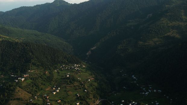 
                <strong>Kleines Grusien</strong><br>
                Georgien, auch Grusien oder Grusinien genannt, hat eine Fläche von ungefähr 70.000 km². Damit ist das Land rund fünf Mal kleiner als Deutschland (ca. 357.000 km²) und nur etwa doppelt so groß wie das Bundesland Nordrhein-Westfalen (ca. 34.000 km²). 
              