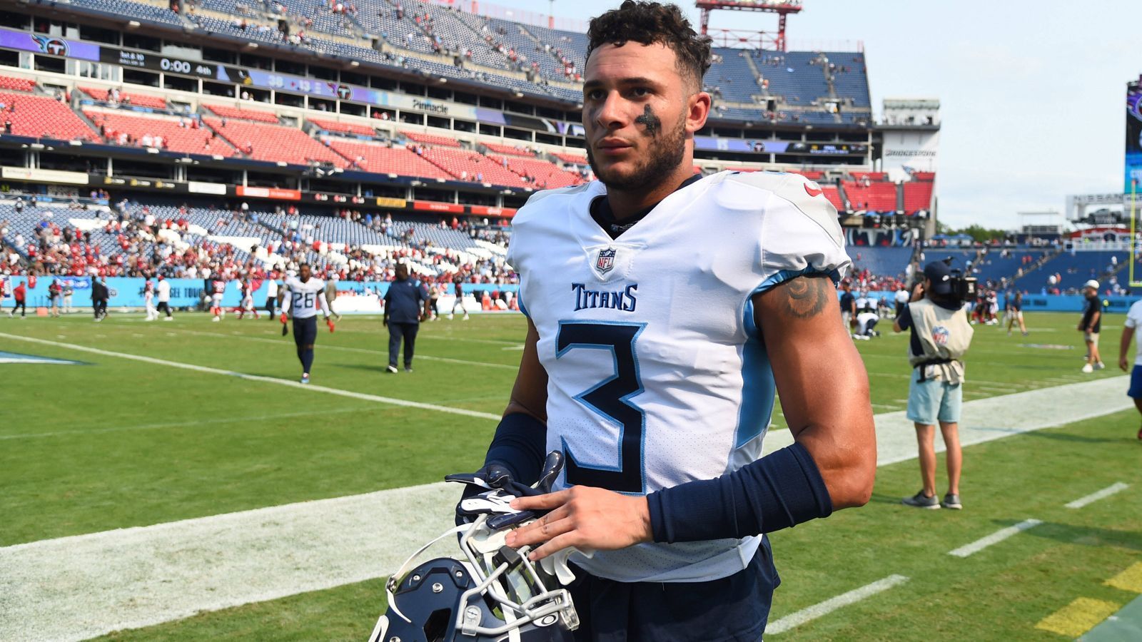 
                <strong>Caleb Farley (Tennessee Titans)</strong><br>
                Für Caleb Farley ist aufgrund eines Bandscheibenvorfalls die Spielzeit vorzeitig beendet. Der Cornerback der Tennessee Titans hatte sich die Verletzung Mitte November im Spiel gegen die Denver Broncos zugezogen und musste nun operiert werden. Wie "ESPN" berichtet, bedeutet das zwar das Saisonaus für den Erstrunden-Pick des Vorjahres, jedoch soll Farley bereits zu Beginn des Offseason-Programms wieder zur Verfügung stehen. Der 24-Jährige Defensive Back absolvierte in dieser Saison zehn Spiele für die Titans und erzielte zehn Tackles.
              