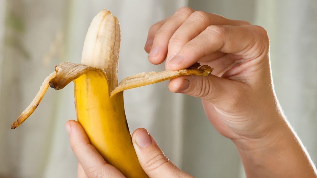 Bananen enthalten viele Kohlenhydrate. Das gibt Energie und hebt die Laune.