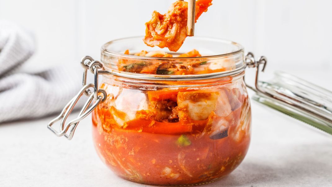 Das koreanische Kraut aus Chinakohl mit Ingwer, Knoblauch und Chili ist als fermentiertes Lebensmittel ist Kimchi reich an probiotischen Bakterien - und deshalb so gesund! 