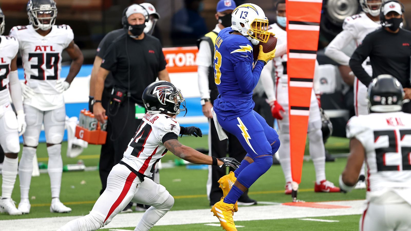 
                <strong>Week 14: Keenan Allen mit den meisten Catches nach 100 Spielen</strong><br>
                Der Wide Receiver der Los Angeles Chargers hat im Spiel gegen die Atlanta Falcons eine neue Bestmarke aufgestellt. Mit 623 Catches nach 99 Spielen hat er die meisten Receptions nach 100 Spielen. Den bisherigen Rekord hielt Antonio Brown, dem 622 Catches in seinen ersten 100 NFL-Partien gelangen waren.
              