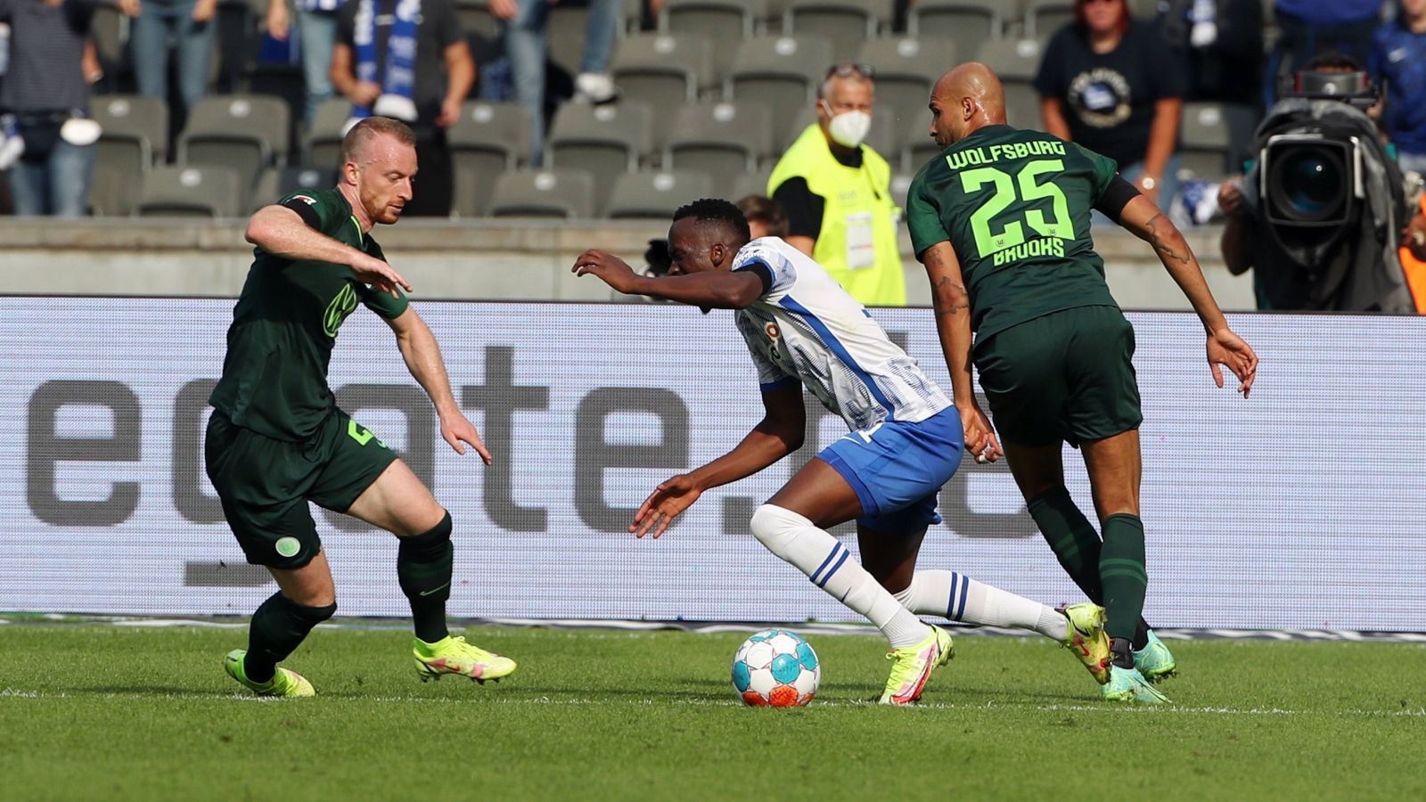 
                <strong>Dodi Lukebakio (VfL Wolfsburg)</strong><br>
                Der Wechsel von Dodi Lukebakio von Hertha BSC zum VfL Wolfsburg ist beschlossene Sache. Der Belgier wechselt leihweise für diese Saison von der Spree an die Aller. "Der VfL Wolfsburg ist ein großes Team in Deutschland und hat mich in der vergangenen Saison und auch zuletzt im Spiel bei Hertha mit seinem Teamgeist beeindruckt. Ich glaube, dass ich sehr gut in die Mannschaft passe und hier meine Fähigkeiten optimal einbringen kann", so Lukebakio. Ob es eine Kaufoption gibt, ist nicht bekannt. Lukebakio erzielte am 2. Spieltag noch den einzigen Berliner Treffer im Duell mit dem VfL (1:2).
              