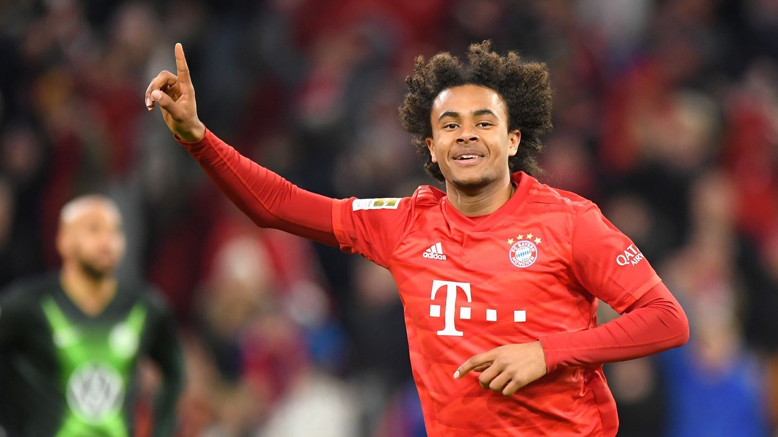 
                <strong>Joshua Zirkzee (18)</strong><br>
                Die zweite große Überraschung in der laufenden Saison. Bis Mitte Dezember 2019 eher nur den Experten und eingefleischten Bayern-Fans ein Begriff, kannte Joshua Zirkzee nach seinem Bundesliga-Debüt die halbe Fußballwelt. Im Spiel gegen den SC Freiburg in der 90. Minute beim Stand von 1:1 eingewechselt, dauerte es keine 120 Sekunden, bis sich der 18-jährige Niederländer in die Torschützenliste eintragen konnte. Dasselbe Kunststück gelang Zirkzee auch gegen Wolfsburg, wo er erneut nur wenige Minuten nach seiner Einwechslung den Führungstreffer erzielte. Laut Bayern-Präsident Herbert Hainer ist Zirkzee einen Spieler, der es sicherlich in der Bundesliga packen wird. Als Backup für Robert Lewandowski war Zirkzee zuletzt zudem oft in der Startelf.
              