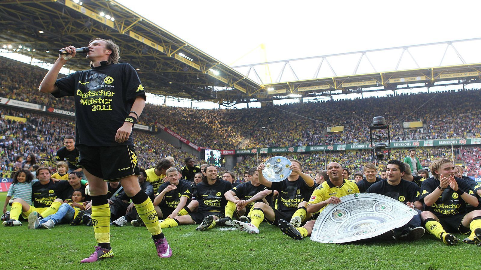 
                <strong>ABWEHR: Kevin Großkreutz (Borussia Dortmund)</strong><br>
                Die Frisur nach dem Gewinn der Meisterschaft ist legendär. Kaum einer steht aber so für diese Dortmunder Zeit, wie er. Großkreutz verpasste kein Spiel und krönte sich im Jahr darauf gleich nochmal zum Meister. Heute steht er beim KFC Uerdingen in der 3. Liga unter Vertrag.
              