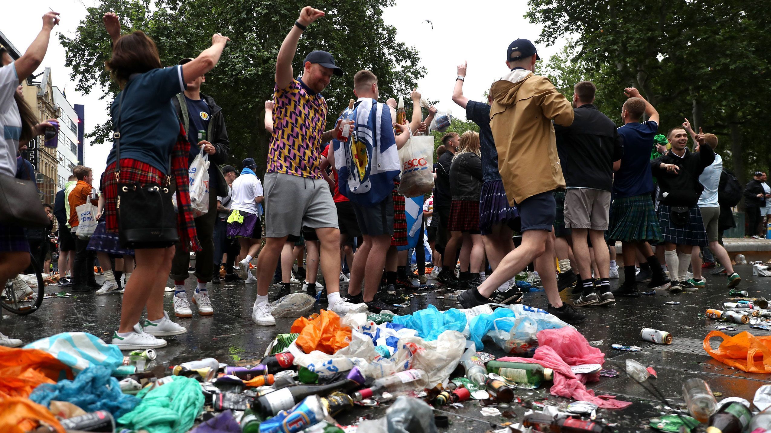 
                <strong>Viel Arbeit für die Stadt</strong><br>
                Die Bilder der feiernden Massen sind eine willkommene Abwechslung nach den eher tristen Corona-Monaten der jüngsten Vergangenheit. Endlich können die Fußball-Fans wieder zusammen feiern und singen. Hoffentlich rächt sich das nicht in den kommenden Wochen in steigenden Zahlen. Für den Tag danach zumindest, hat die Müllabfuhr erst einmal alle Hände voll zu tun.  
              