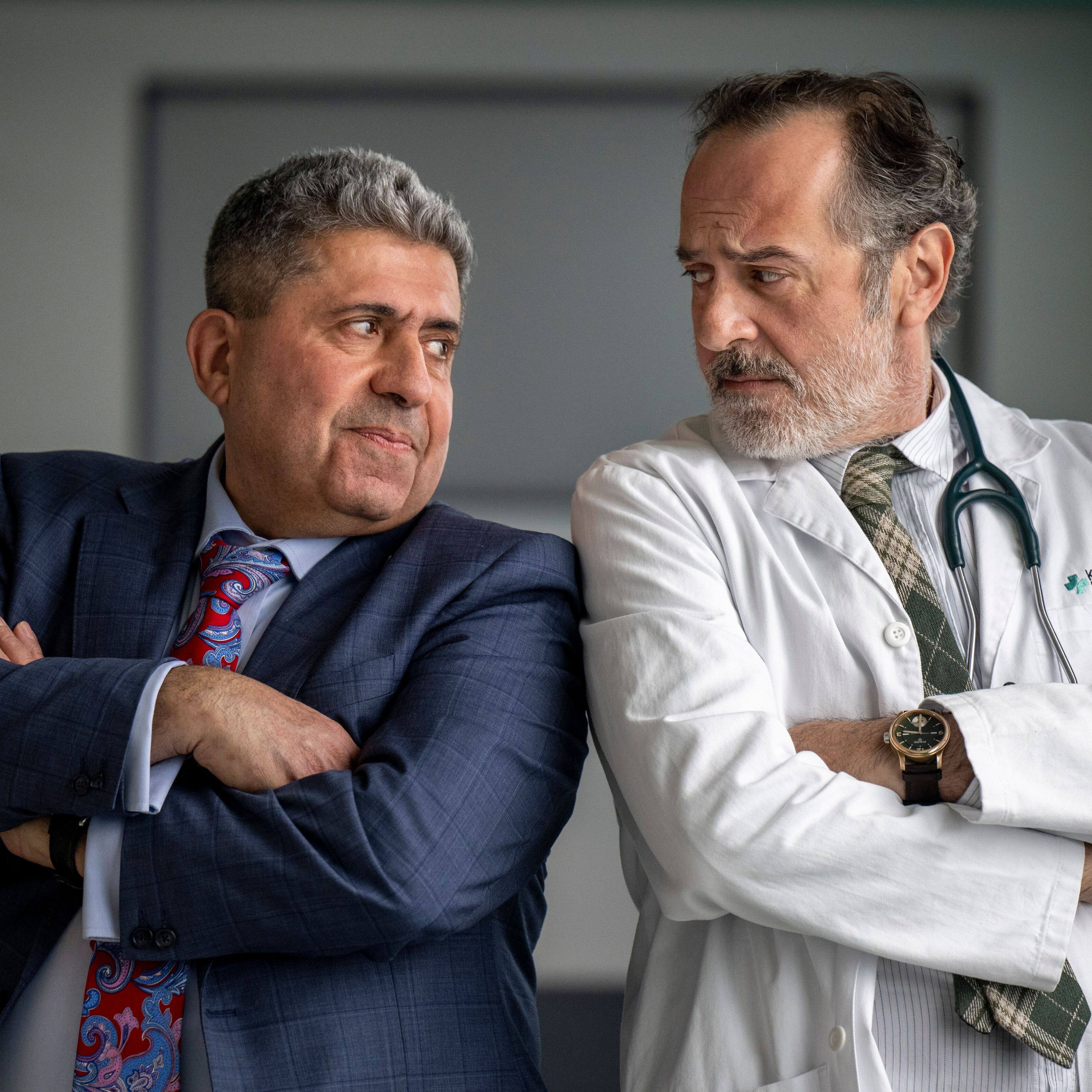 Der Schauspieler Merab Ninidze und Dr. Amin Ballouz stehen am Set der ZDF-Serie "Doktor Ballouz".