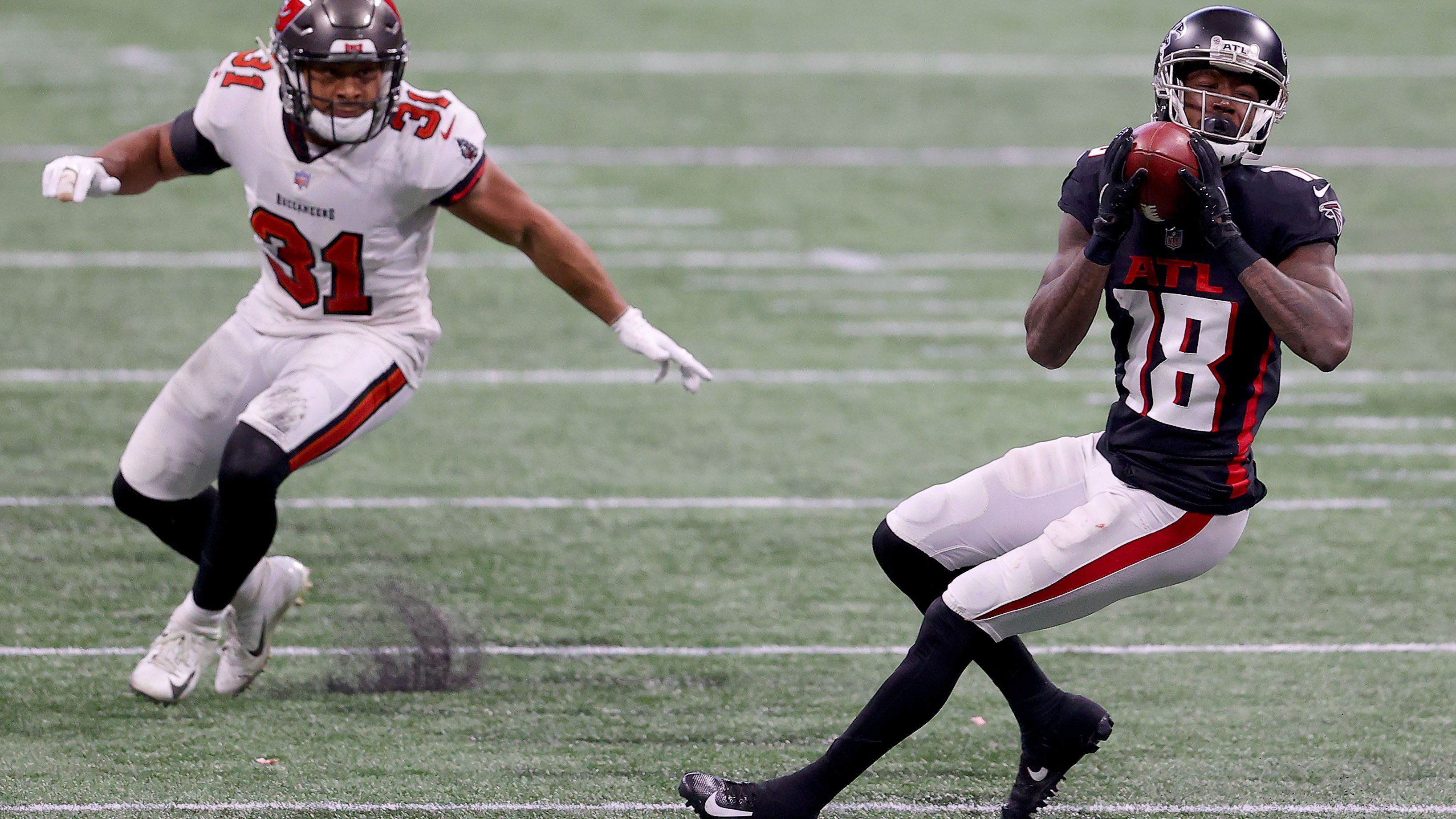 
                <strong>Wide Receiver: Calvin Ridley (Atlanta Falcons)</strong><br>
                Nach dem Abgang von Superstar Julio Jones ist 26-Jährige nun die unumstrittene Nummer eins in der Falcons-Offense. Das Spiel gegen die junge Passverteidigung der Tampa Bay Buccaneers kommt wie gerufen für den einstigen Erstrundenpick, der in der Vergangenheit schon beeindruckende Partien gegen den amtierenden Super-Bowl-Champion abgeliefert hat. 215 Yards und ein Touchdown verbuchte Ridley 2020 in beiden Spielen gegen Tampa Bay – keine schlechten Werte, die auch in Week 2 möglich sind.
              