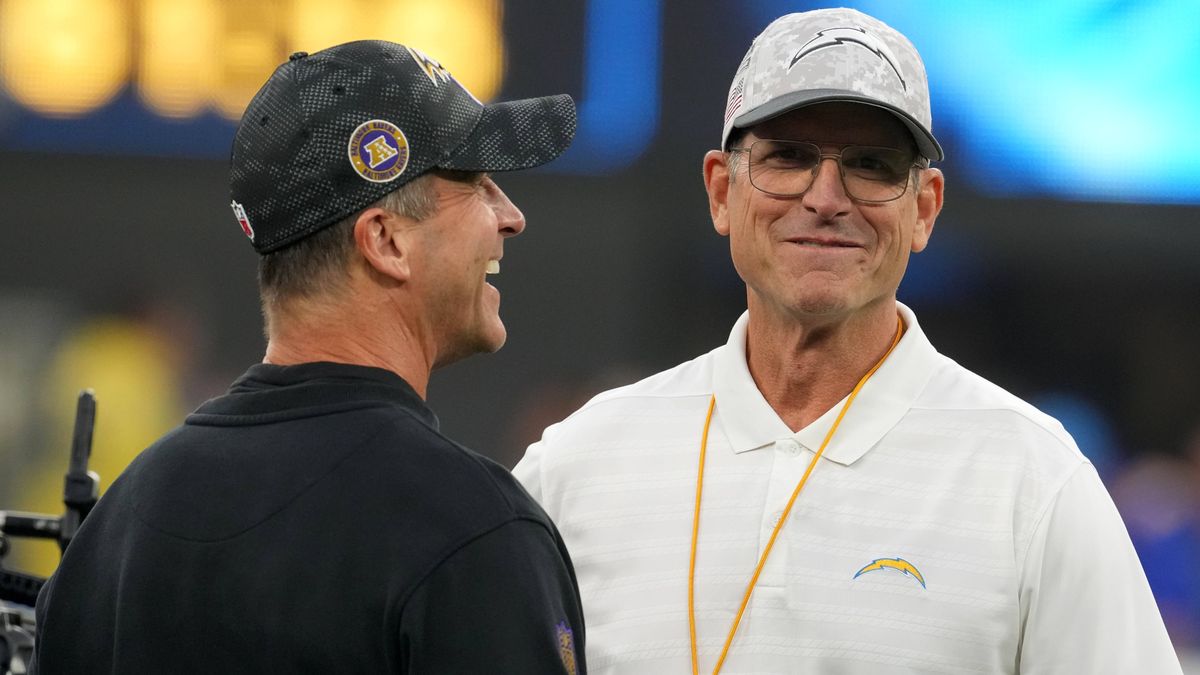 NFL, American Football Herren, USA Baltimore Ravens at Los Angeles Chargers Nov 25, 2024; Inglewood, California, USA; Baltimore Ravens coach John Harbaugh with brother and Los Angeles Chargers coac...
