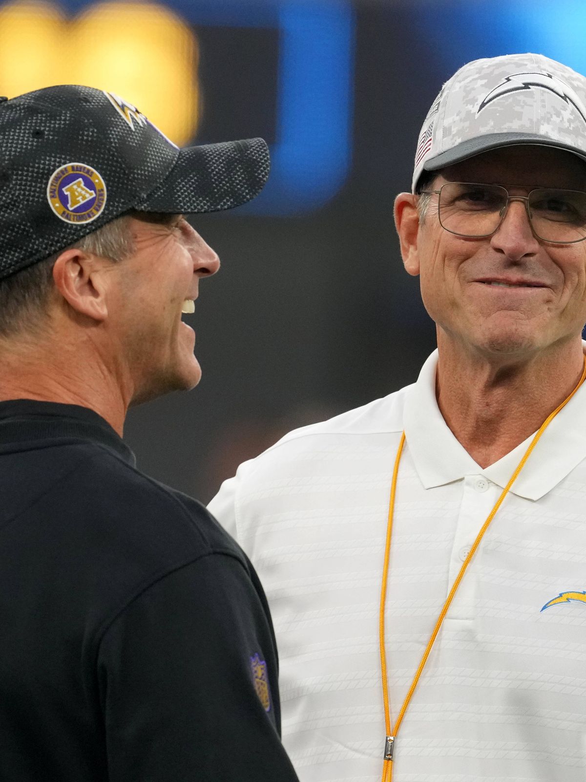 NFL, American Football Herren, USA Baltimore Ravens at Los Angeles Chargers Nov 25, 2024; Inglewood, California, USA; Baltimore Ravens coach John Harbaugh with brother and Los Angeles Chargers coac...