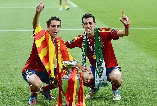 
                <strong>Erste Kritik kommt auf</strong><br>
                Bei der EM 2012 kamen bereits erste kritische Stimmen auf, als Xavi in einigen Spielen einige für seine Verhältnisse enttäuschende Leistungen ablieferte. Doch im Finale trumpfte der "Mini-Motor" mit sagenhaften Pässen noch einmal ganz groß auf und führte Spanien zum Titel.
              