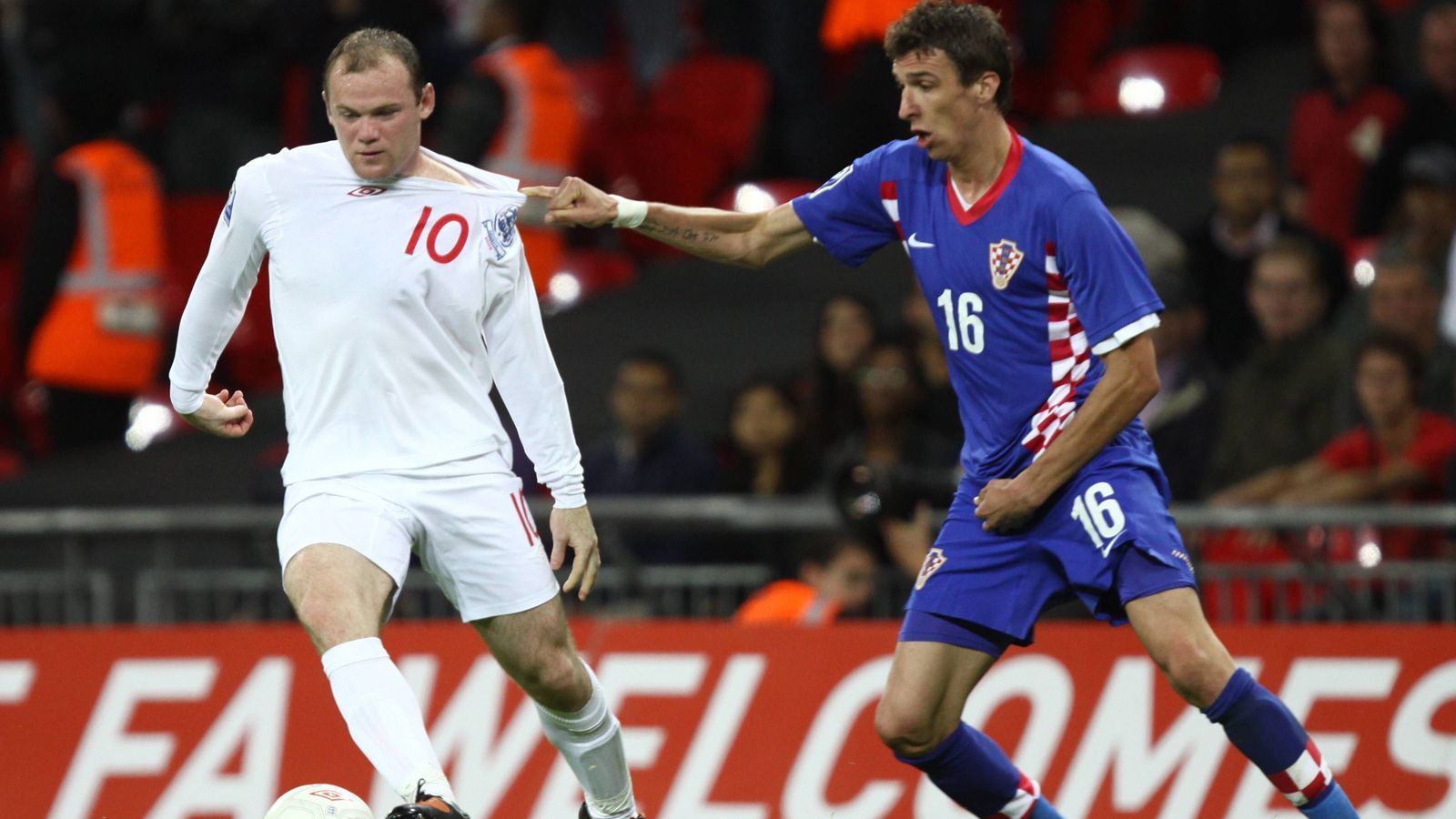 
                <strong>Im direkten Vergleich führt England mit 4:2 gegen Kroatien</strong><br>
                Wer folgt Frankreich ins WM-Finale - England oder Kroatien? Beide Teams treffen am Mittwochabend zum achten Mal aufeinander. Bisher feierte England vier Siege (ein Remis, zwei Siege für Kroatien, 18:10 Tore für England). Das letzte Spiel der beiden WM-Halbfinalisten stieg vor fast neun Jahren. Damals siegte England in der WM-Qualifiaktion mit 5:1. Wayne Rooney (li. im Zweikampf mit Mario Mandzukic) schoss ein Tor. ran.de hat weitere interessante Statistiken zusammengestellt (Quelle: Opta).
              