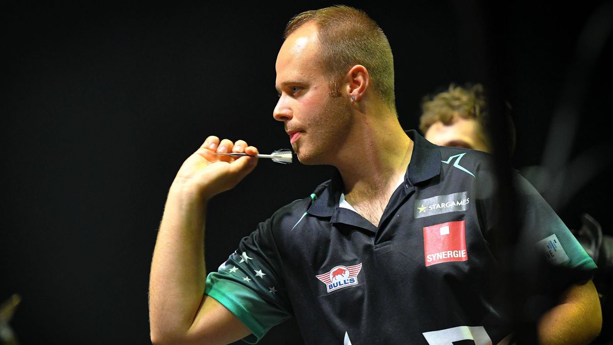 Entertainment,Influencer Dart WM 2025 16.05.2025, xdanx, Entertainment, Influencer Dart WM 2025 emspor, v.l. Dart Profi Max Hopp (The Maximiser) wirft ein Dart bei der Influencer Darts WM in der Ub...