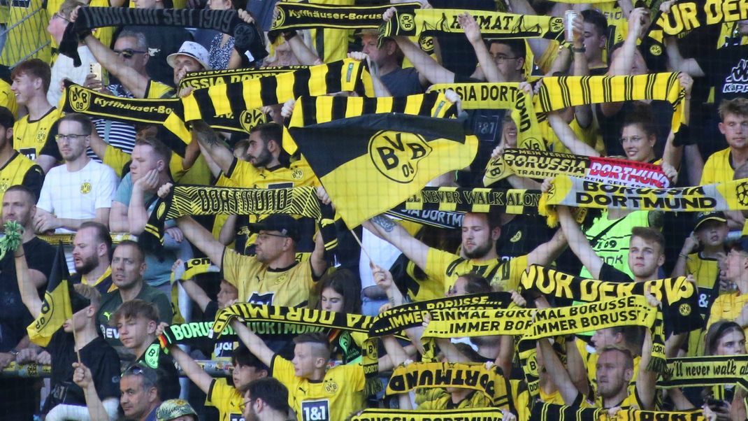 BVB-Fans auf der Südtribüne, viele von ihnen sind gegen die Kooperation mit Rheinmetall.