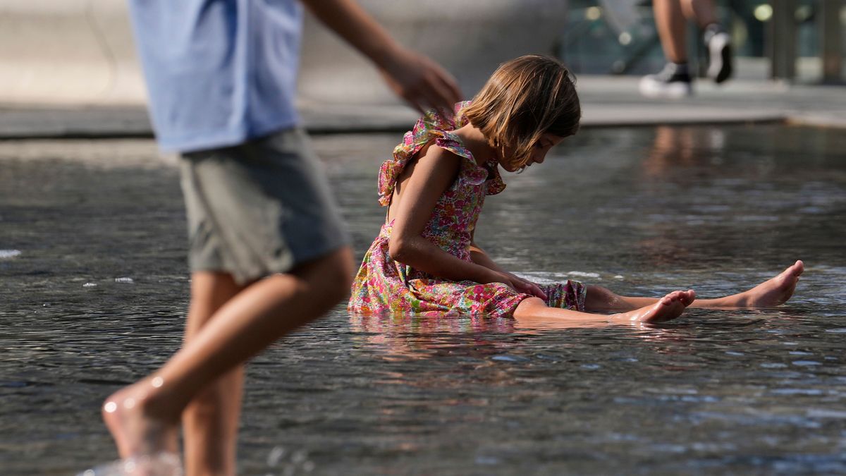 Italien, Mailand: Kinder erfrischen sich in einem Brunnen.