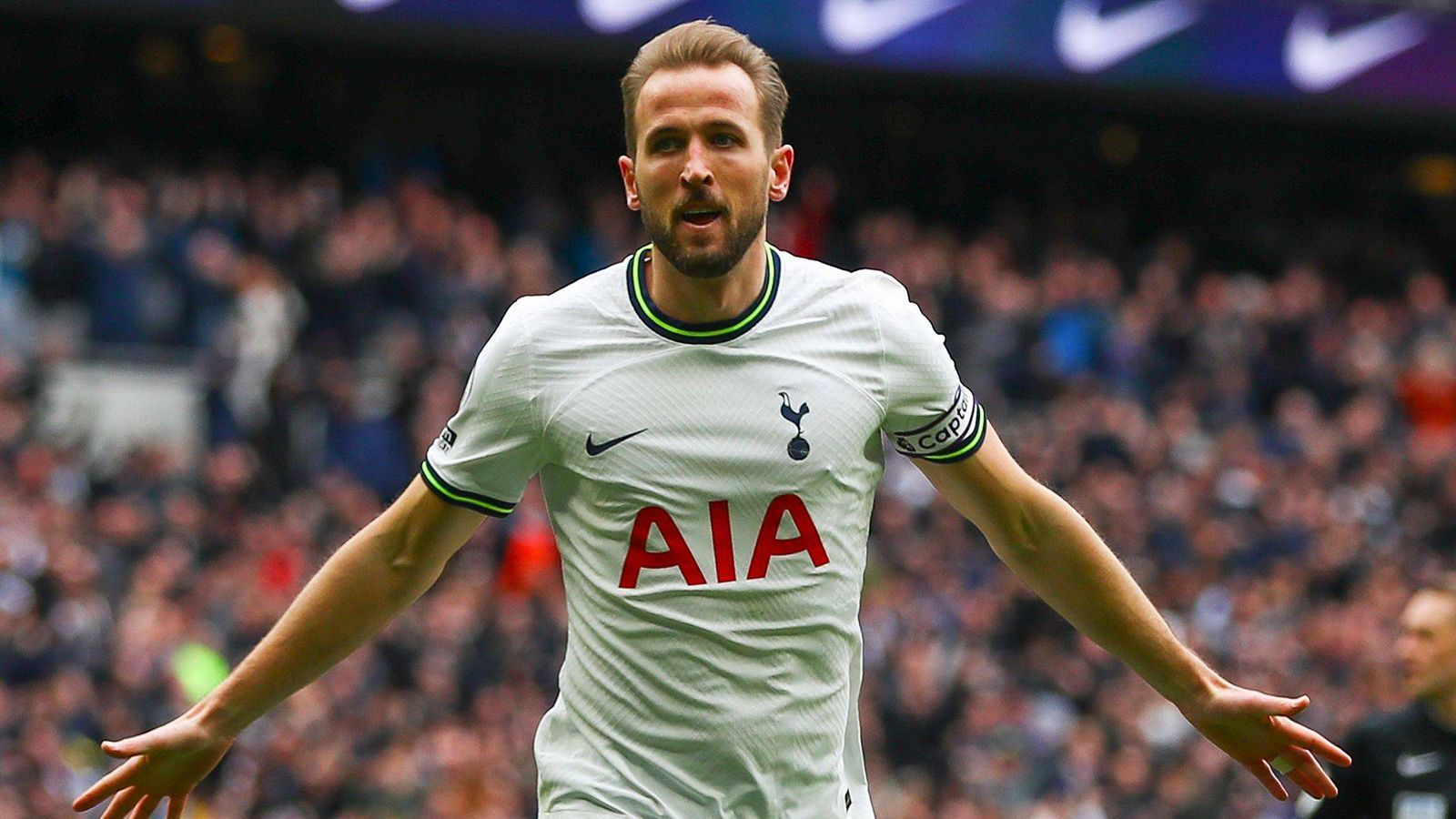 
                <strong>Platz 5: Harry Kane (Tottenham Hotspur)</strong><br>
                Der englische Nationalspieler Harry Kane schießt bereits seit Jahren Tore für Tottenham Hotspur. Mit seinen Stürmer-Qualitäten hat Kane das Interesse von mehreren Top-Klubs auf sich gezogen, auch der FC Bayern ist als Abnehmer schon länger im Gespräch. Der Vertrag des 29-Jährigens läuft bis 2024. In der Premier League steht er schon jetzt bei 20 Toren und zwei Vorlagen in 27 Spielen.
              