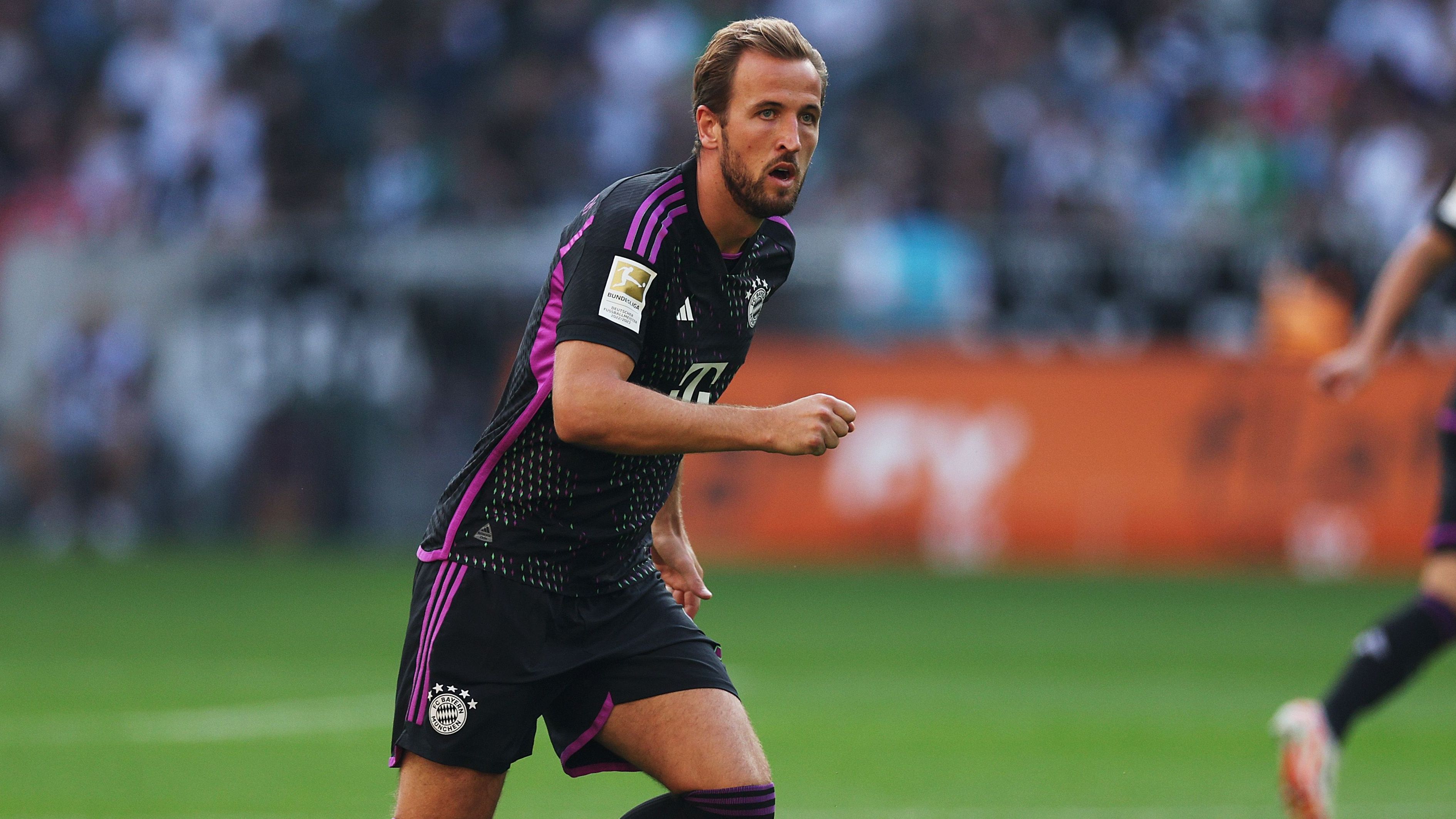 <strong>Harry Kane</strong><br>Lässt sich oft zurückfallen, um den Ball zu verteilen. Das klappt anfangs gut, weil er den einen oder anderen guten Ball spielt. Mit zunehmender Spieldauer hängt er aber mehr und mehr in der Luft, weil den Bayern gegen tief stehende und gut organisierte Gladbacher wenig einfällt. Bleibt trotz verbesserter Spielanlage der Bayern ohne echte Torchance in der zweiten Hälfte und damit erstmals in dieser Saison komplett blass. <strong>ran-Note: 5</strong>