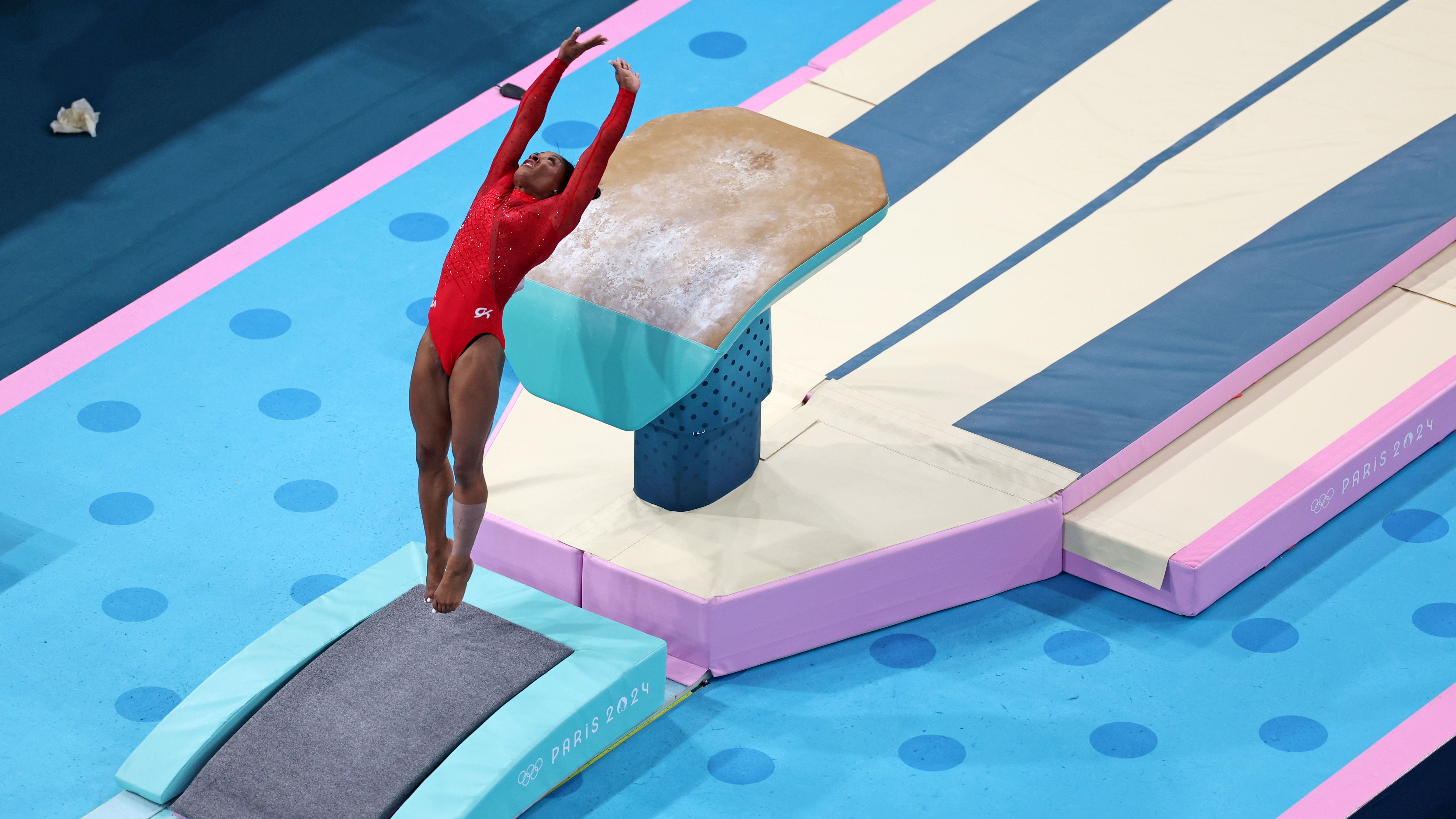 <strong>Olympia 2024: Die besten Bilder des achten Tages</strong><br>Akrobatik pur bei der Entscheidung am Sprung in der Damen-Konkurrenz um Simone Biles.