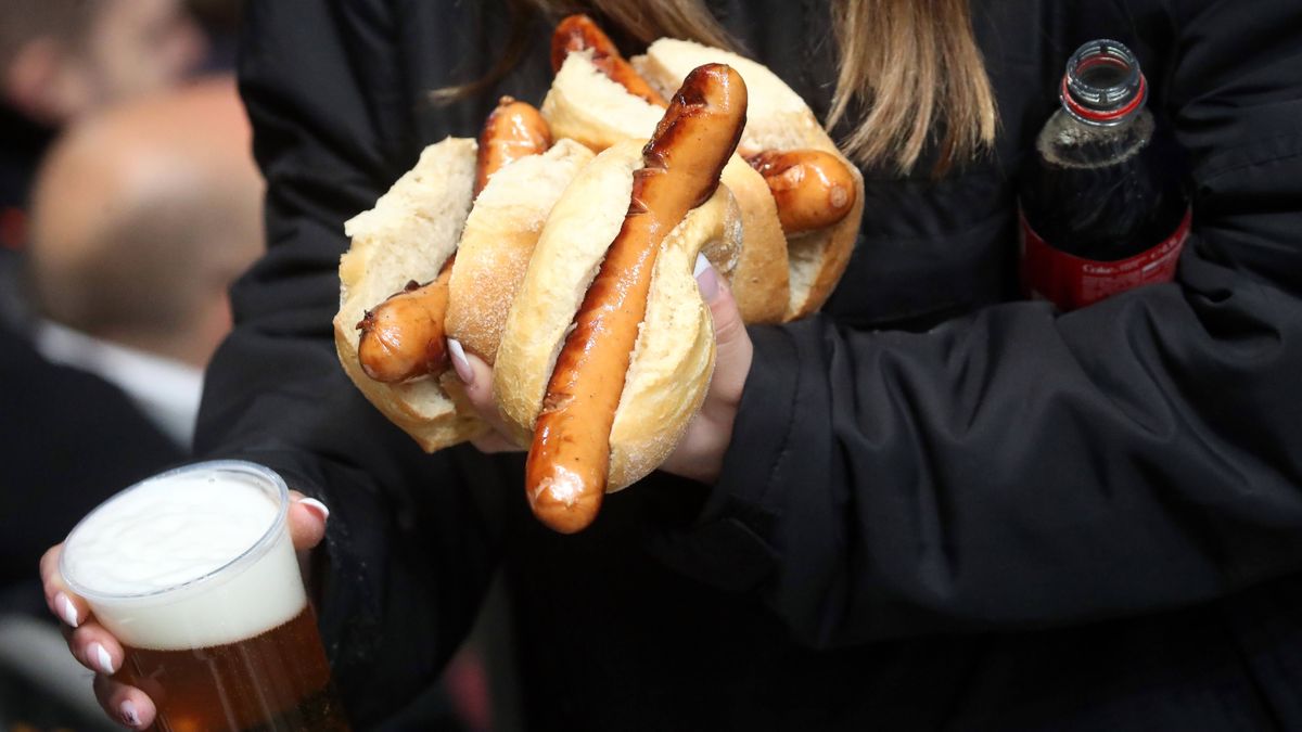 08.04.22 VfB Stuttgart - Borussia Dortmund Deutschland, Stuttgart, 08.04.2022, Fussball, Bundesliga, VfB Stuttgart - Borussia Dortmund: Feature Stadion Rote Wurst Bratwurst Wurst Bier Fans. *** 08 ...