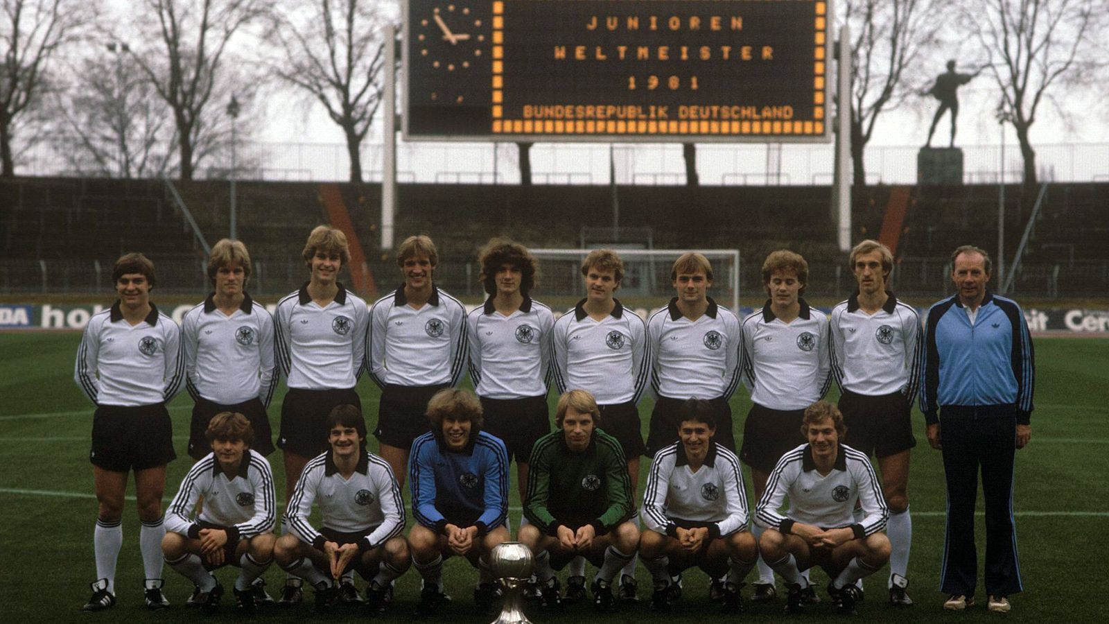 
                <strong>U20-Weltmeister 1981</strong><br>
                Nach dem EM-Titel der U19 setzte der BRD-Nachwuchs im Herbst 1981 dann auch gleich den Titel bei der U20-WM in Australien obendrauf. Die mit vielen U19-Europameistern gespickte Mannschaft setzte sich in der Vorrunde mit zwei Siegen als Gruppensieger gegen Ägypten, Mexiko und Spanien durch. Im Viertel- und Halbfinale zeigte sich die deutsche U20 minimalistisch, gewann gegen Gastgeber Australien und Rumänien jeweils mit 1:0. Im Endspiel von Sydney gab es dann für die Mannschaft von Trainer Dietrich Weise einen 4:0-Kantersieg über Katar. Ralf Loose (obere Reihe, Dritter von links) traf zwei Mal, Roland Wohlfahrt und Holger Anthes je einmal. Es ist bis heute der einzige Titel für eine deutsche U20-Nationalmannschaft geblieben.
              