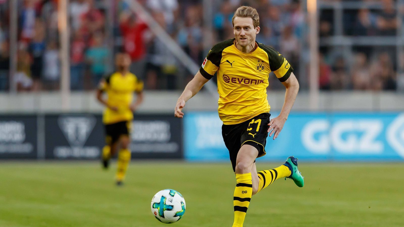 
                <strong>Platz 3 (geteilt): Andre Schürrle (kam vom VfL Wolfsburg)</strong><br>
                &#x2022; Saison: 2016/2017<br>&#x2022; Ablösesumme: 30 Millionen Euro<br>&#x2022; Spiele/Tore/Assists für den BVB: 51/8/10<br>&#x2022; Aktueller Verein: Karriereende<br>
              