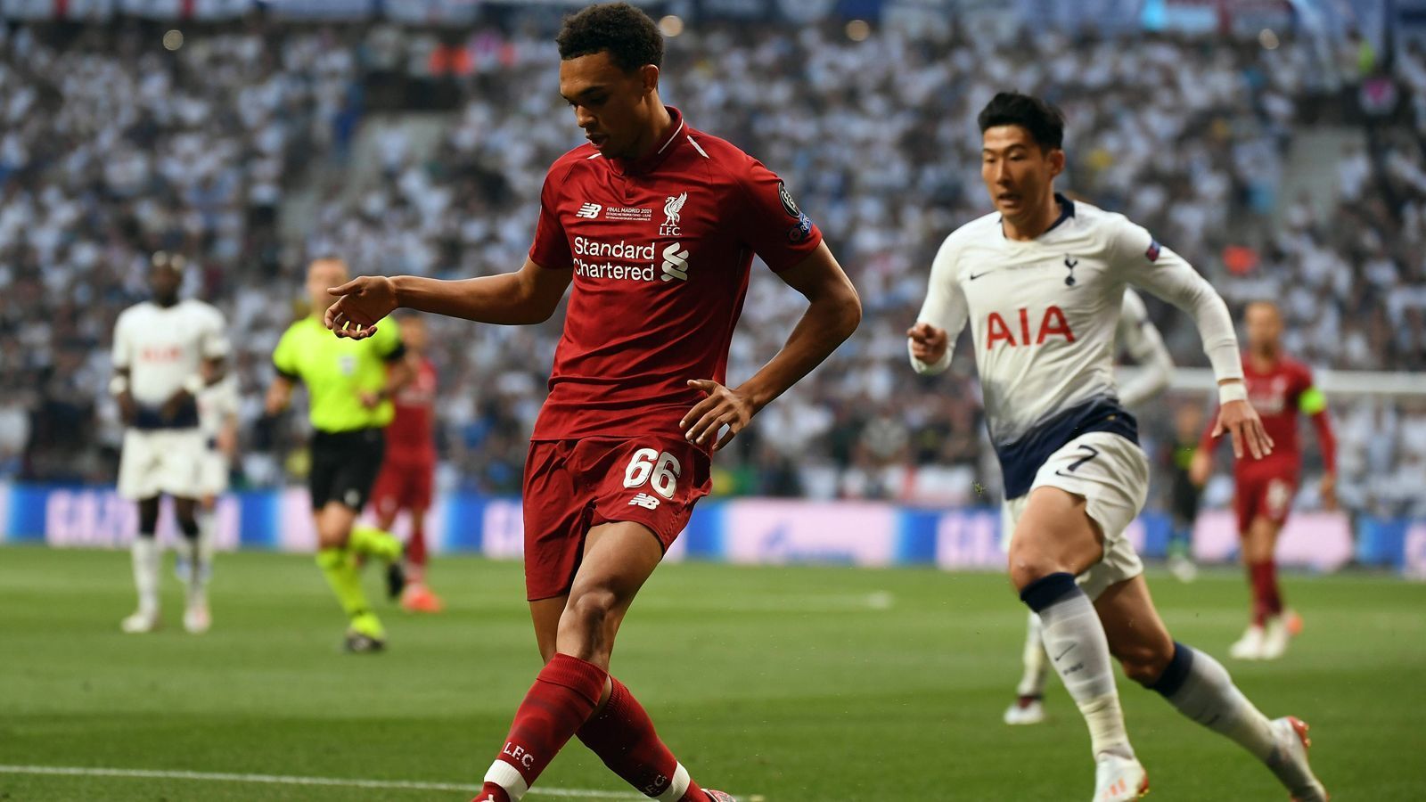 
                <strong>Trent Alexander-Arnold (FC Liverpool)</strong><br>
                Sein Distanzschuss aus 30 Metern von halb rechts (17.) geht nur knapp links vorbei. Klärt souverän als letzter Mann gegen den durchstartenden Son (20.), der ihm über die volle Partie viel abverlangt. Blockt den Schuss von Alli (55.). Abgebrühter Auftritt des 20-Jährigen, der mit starkem Laufpensum besticht. ran-Note: 2
              