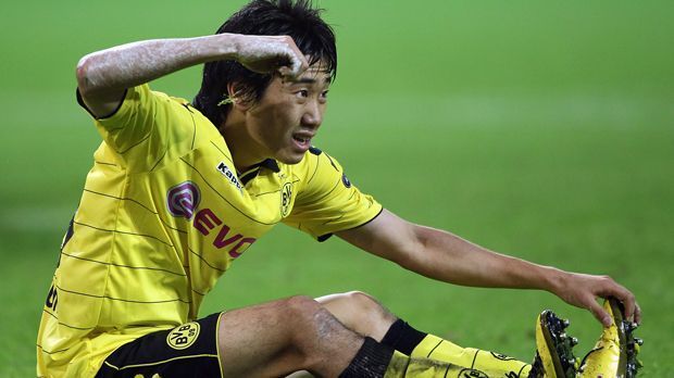 
                <strong>Shinji Kagawa</strong><br>
                Shinji Kagawa - 2012: Shinji Kagawa kam 2010 zur Borussia und stellte sich schnell als Volltreffer heraus. Mit Hilfe seiner Kreativität gewann Dortmund zwei Meisterschaften in Folge. Dann entschied sich der Mittelfeldspieler zu einem Wechsel nach Manchester United. Zwei Jahre konnte er sich in der Premier League nicht durchsetzen. 2014 kehrte der Japaner zum BVB zurück und dreht derzeitig unter Trainer Thomas Tuchel wieder auf. 
              