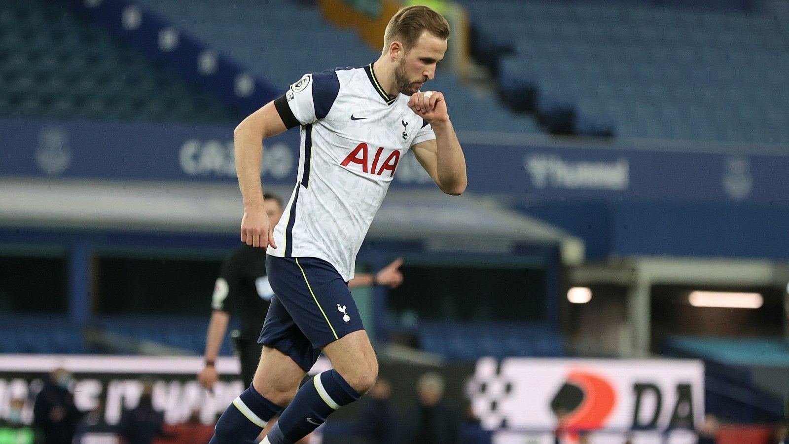 
                <strong>Tottenham Hotpsur</strong><br>
                2019 zog der Klub von der White Hart Lane ins Hotspur Stadium (Gesamtkosten inkl. Büro- und Wohngebäude ca. 1,4 Milliarden Euro) um. Der Umsatz betrug zuletzt 446 Millionen Euro. Am Montag kurz nach Verkündung der Super League trennten sich die Spurs von Teammanager Jose Mourinho.
              