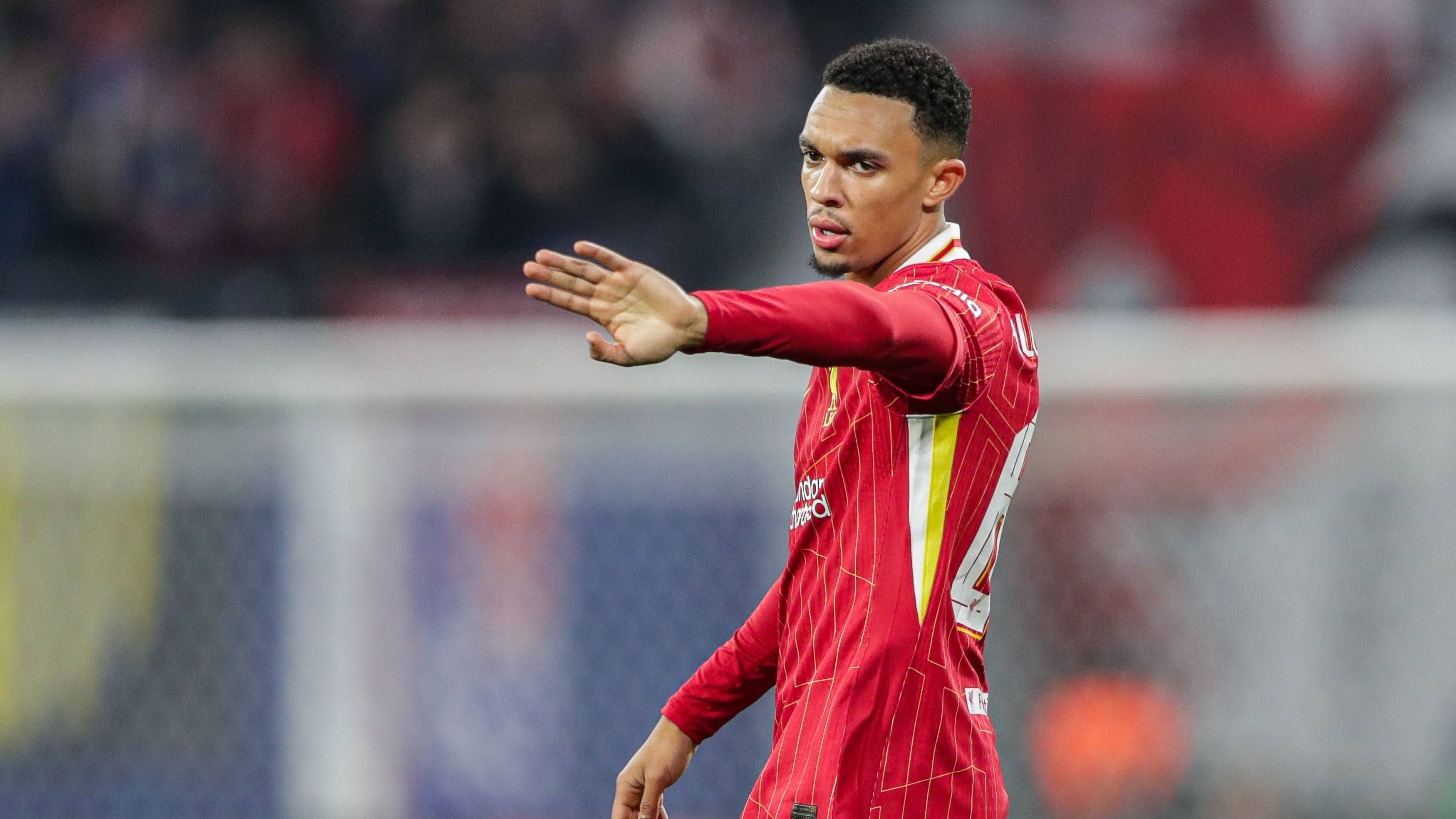 <strong>Trent Alexander-Arnold (Liverpool)</strong><br>Trent Alexander-Arnold gehört beim FC Liverpool gefühlt zum Inventar. Dennoch soll der Rechtsverteidiger laut der Newsplattform "Caughtoffside" von Transfer-Guru Fabrizio Romano vor einem Abgang stehen. Demnach tendiert der England-Star zu einem Wechsel zu Real Madrid. Liverpool bereite sich derweil sogar schon auf ein solches Szenario vor....