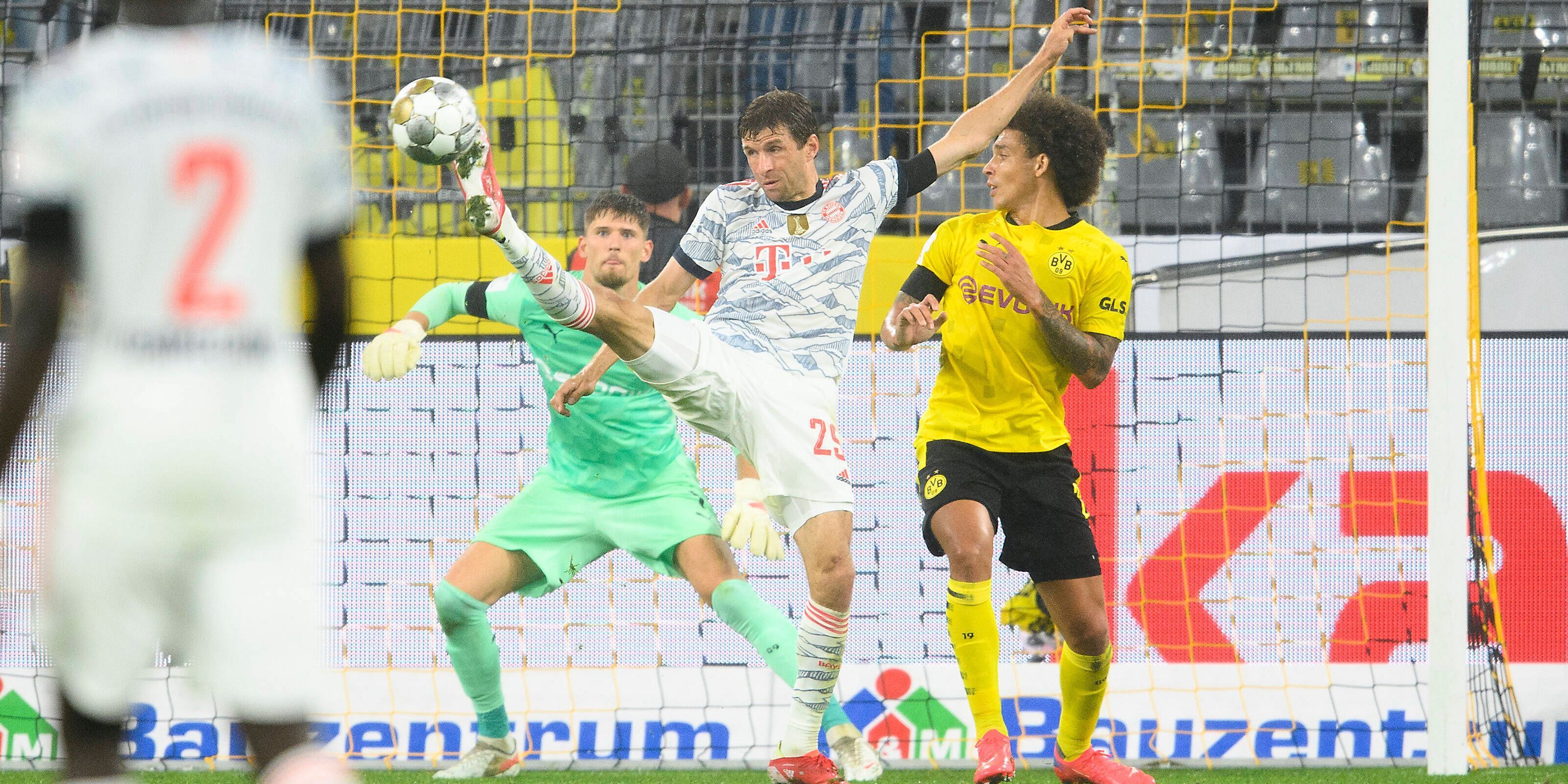 
                <strong>2021: Borussia Dortmund - FC Bayern München 1:3</strong><br>
                Hitzig und akrobatisch geht es im Signal-Iduna-Park zu. Der FC Bayern tritt als Meister gegen den Pokalsieger aus Dortmund an. Im Vorfeld hatten viele Beobachter die beiden Mannschaften auf Augenhöhe gesehen, doch die Bayern zeigen sich deutlich besser. Dank eines überragenden Robert Lewandowski, der doppelt trifft, holen sie sich den Titel. Für Trainer Julian Nagelsmann ist es der erste Erfolg bei seinem neuen Klub. In Erinnerung bleibt zudem eine kleine Rangelei zwischen Joshua Kimmich und Marco Reus.2022 findet der Supercup nun erstmals unter Beteiligung von RB Leipzig statt. Der Pokalsieger empfängt Meister Bayern München im heimischen Stadion (Samstag, ab 19 Uhr LIVE in SAT.1).
              