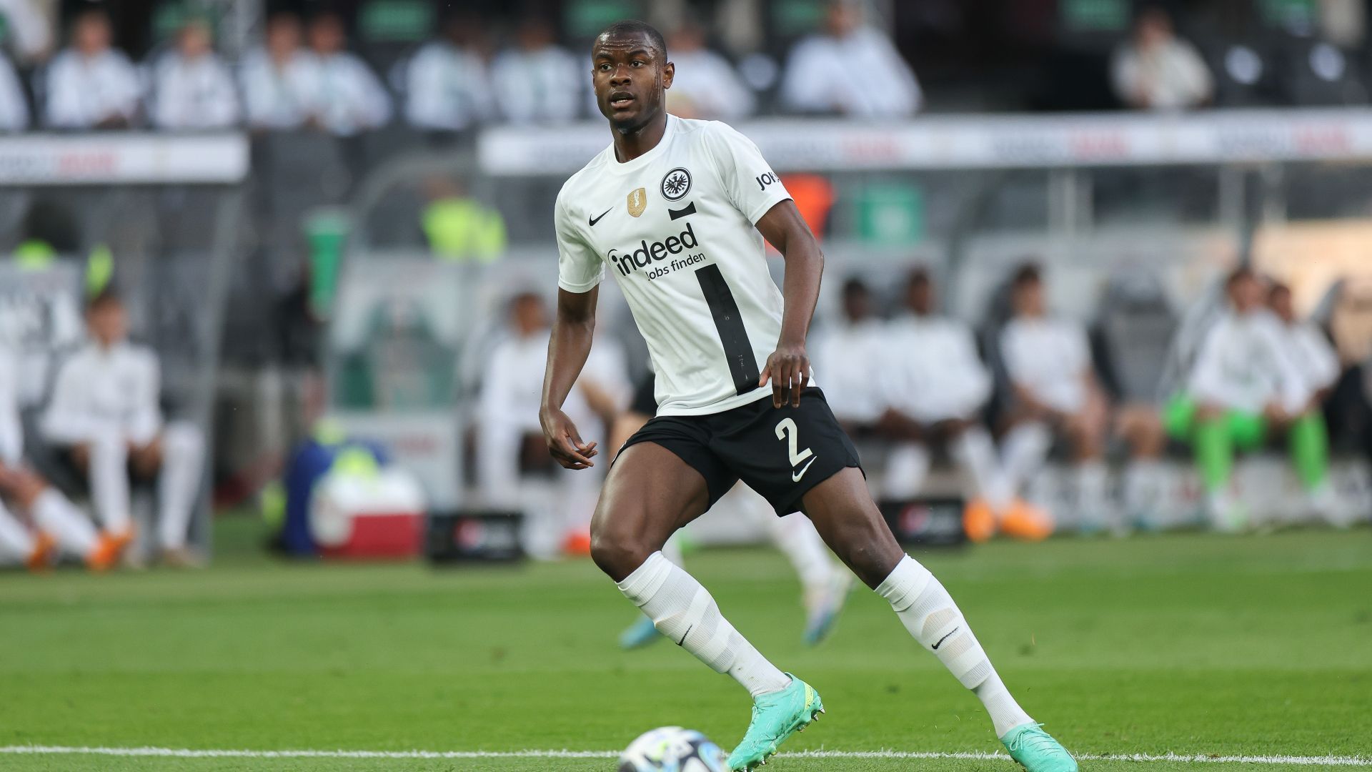 
                <strong>Platz 11 - Evan N'Dicka (Eintracht Frankfurt)</strong><br>
                &#x2022; <strong>Bisheriger Verein: </strong>Eintracht Frankfurt<br>&#x2022; <strong>Größte Erfolge: </strong>Europa-League-Sieger 2022<br>&#x2022; <strong>Marktwert: </strong>32 Millionen Euro<br>&#x2022; <strong>Alter: </strong><br>&#x2022; <strong>Tendenz: </strong>will den Verein verlassen<br>&#x2022; <strong><strong>Mögliche Ziele:</strong> </strong>FC Barcelona<br>
              