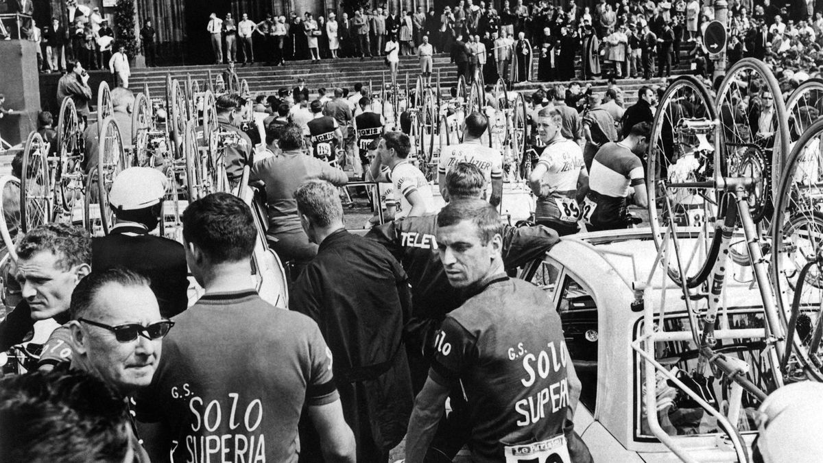 Rik Van Looy (r.) vor dem Tour-Start 1965 am Kölner Dom