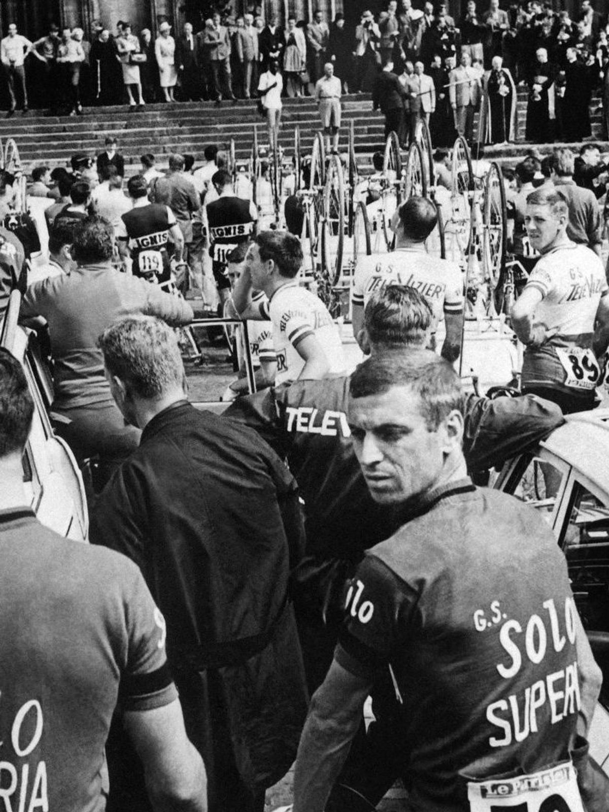 Rik Van Looy (r.) vor dem Tour-Start 1965 am Kölner Dom