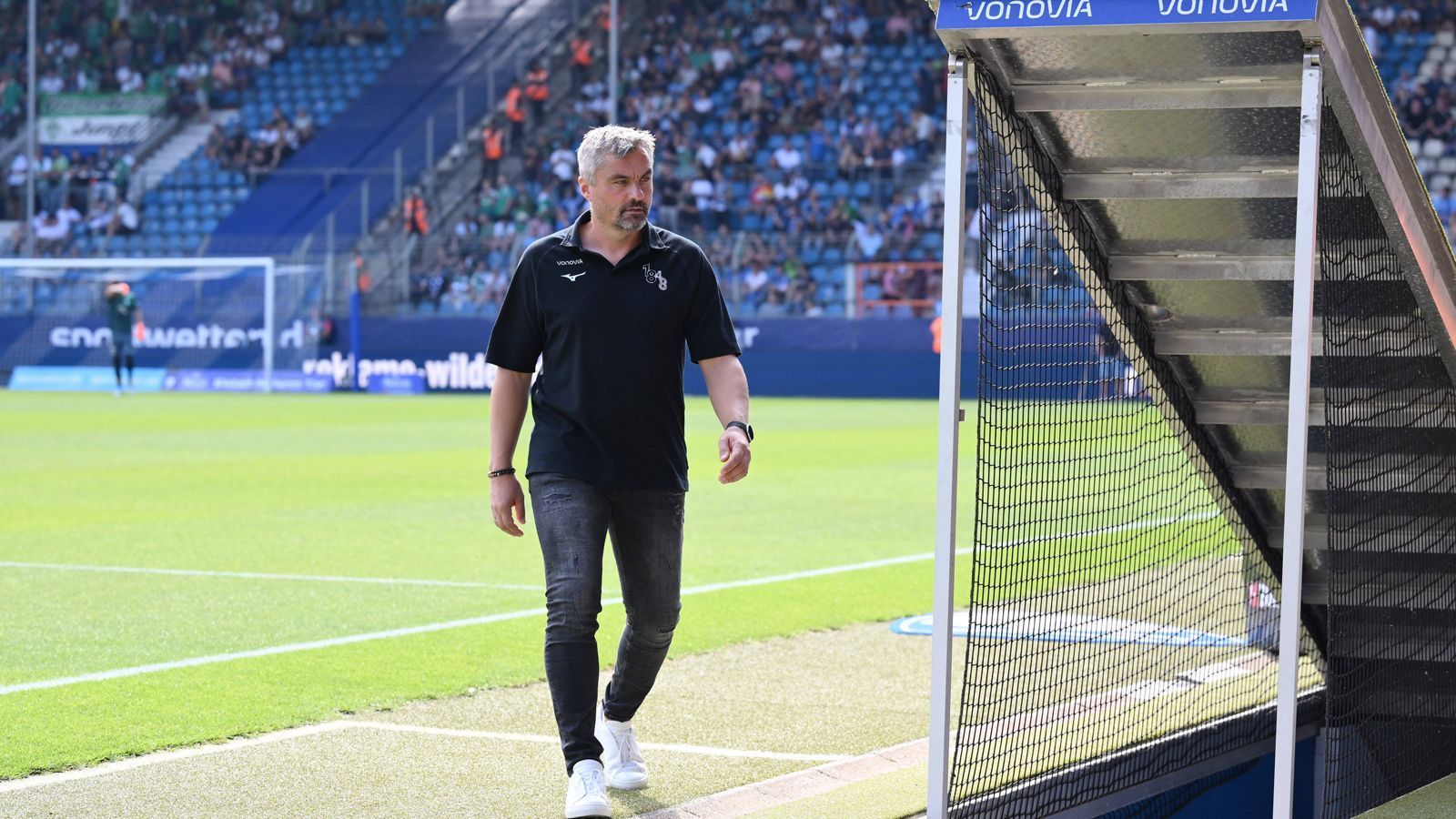 
                <strong>Thomas Reis benötigt mit Bochum dringend Zählbares</strong><br>
                Thomas Reis steht dagegen mit seinen Bochumern noch ganz ohne Punkte da. Zwar war es kein Geheimnis, dass der VfL es in dieser Saison schwer haben könnte, jedoch muss auch sich auch der Fan-Liebling am Ende an Ergebnissen messen lassen. Der Abstiegskrimi gegen die ebenfalls noch sieglosen Schalker (Sa., ab 18:30 Uhr im Liveticker auf ran.de) gilt deswegen als richtungsweisendes Duell für die Zukunft des Bochumer Chefcoachs. Denn mittlerweile will auch Sportchef Patrick Fabian laut der "WAZ" dem 48-Jährigen keine Jobgarantie mehr ausschreiben.
              