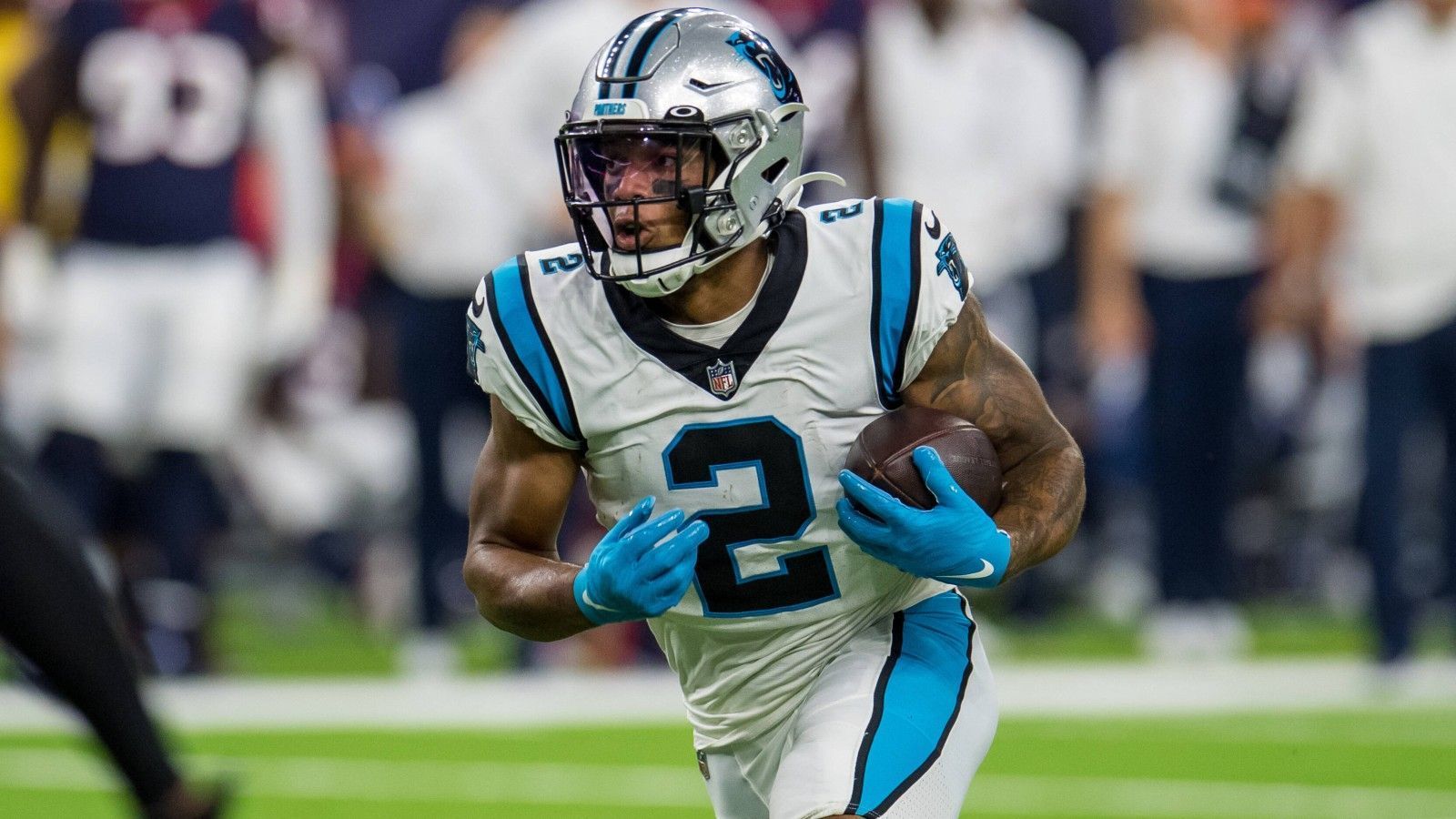 
                <strong>D.J. Moore</strong><br>
                Laut "nfl.com" stand auch D.J. Moore bei den Packers auf der Wunschliste ganz weit oben. Die Bemühungen um den Wide Receiver der Carolina Panthers waren aber ebenfalls umsonst, will die Franchise ihre junge Truppe doch zusammenhalten.
              