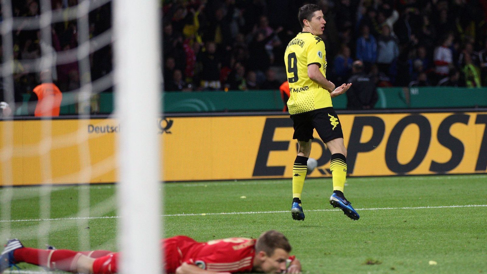 
                <strong>Borussia Dortmund - FC Bayern München 5:2 (12. Mai 2012)</strong><br>
                In der Saison 2011/12 schafften es die Bayern bis ins Finale, um sich dann im Berliner Olympiastadion von Borussia Dortmund demütigen zu lassen. Der damalige BVB-Torjäger Robert Lewandowski und seine Kollegen nahmen den FCB mit 5:2 auseinander. Bereits zur Pause führten die Dortmunder mit 3:1, nach der Halbzeit legte Lewandowski seinen zweiten und dritten Treffer des Abends nach und wurde somit zum Schreckgespenst der Münchner.
              
