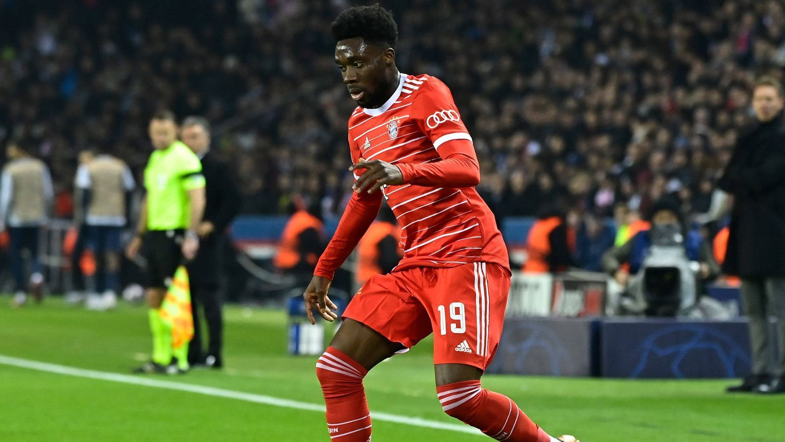 
                <strong>Alphonso Davies (FC Bayern München)</strong><br>
                Kommt in der Halbzeitpause für Cancelo und landet mit seiner perfekten Flanke auf Coman, der das 1:0 erzielt, einen großartigen Start (53. Minute). Auch in der Folge ein Aktivposten des Bayern-Spiels. Eine Leistung, die seine Selbstzweifel ein wenig verschwinden lassen dürften. ran-Note: 3
              