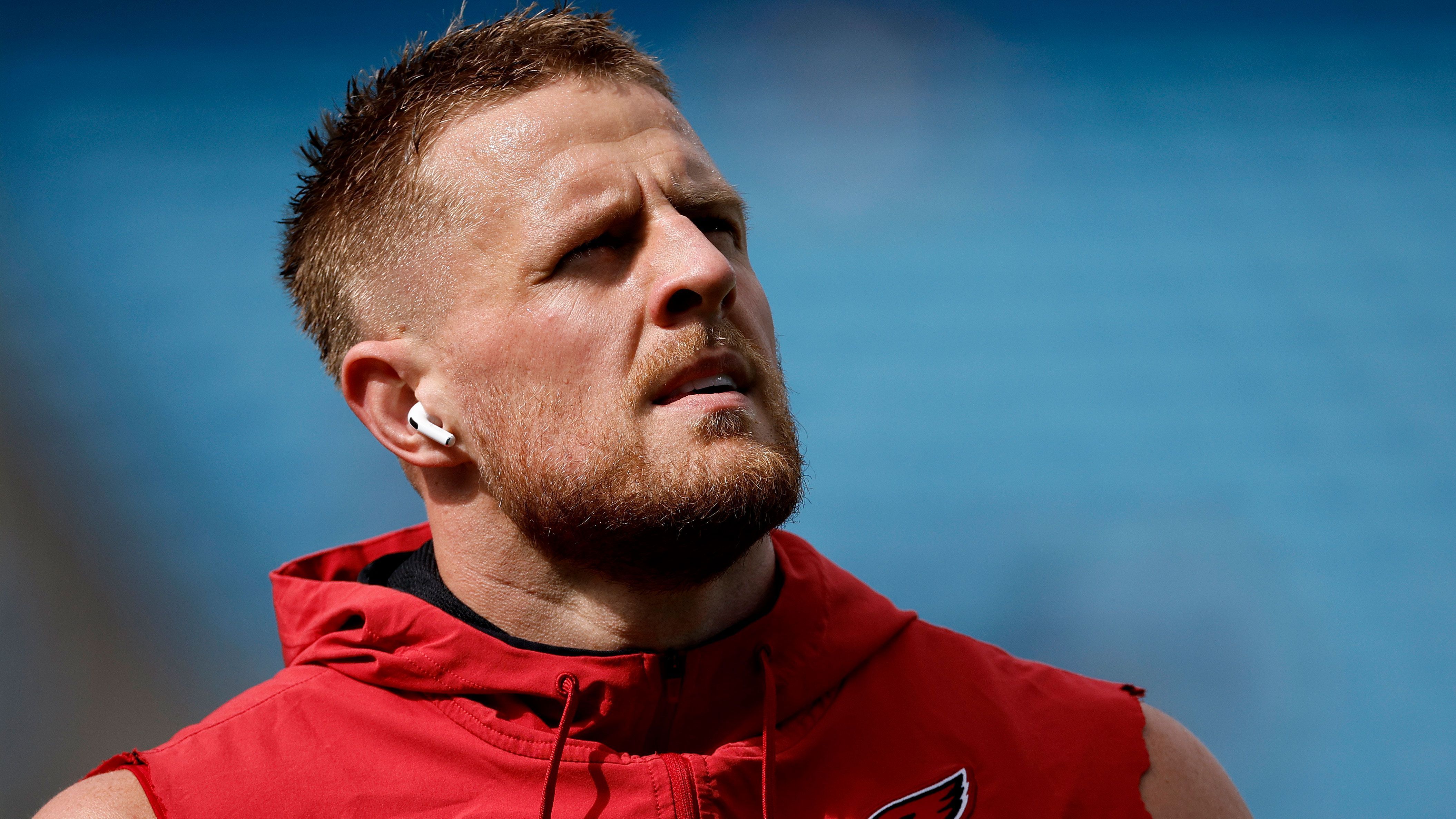 
                <strong>Gewinner: J. J. Watt</strong><br>
                Nach der Partie brach es aus J. J. Watt heraus. "Ich bin froh, dass ich hier bin", sagte der Defensive End der Arizona Cardinals nach dem 26:16-Erfolg gegen die Carolina Panthers am Sonntag mit zitternder Stimme. Zuvor hatte er sich am Mittwoch wegen eines Vorhofflimmerns am Herzen in ärztliche Behandlung begeben und bekam am Donnerstag den "Rhythmus wiederhergestellt". Nur drei Tage später stand er dann auf dem Platz, nachdem ihm die Ärzte versicherten, dass sich das Risiko einer erneuten Arrhythmie nicht erhöhen würde - ein echter Teamplayer.
              