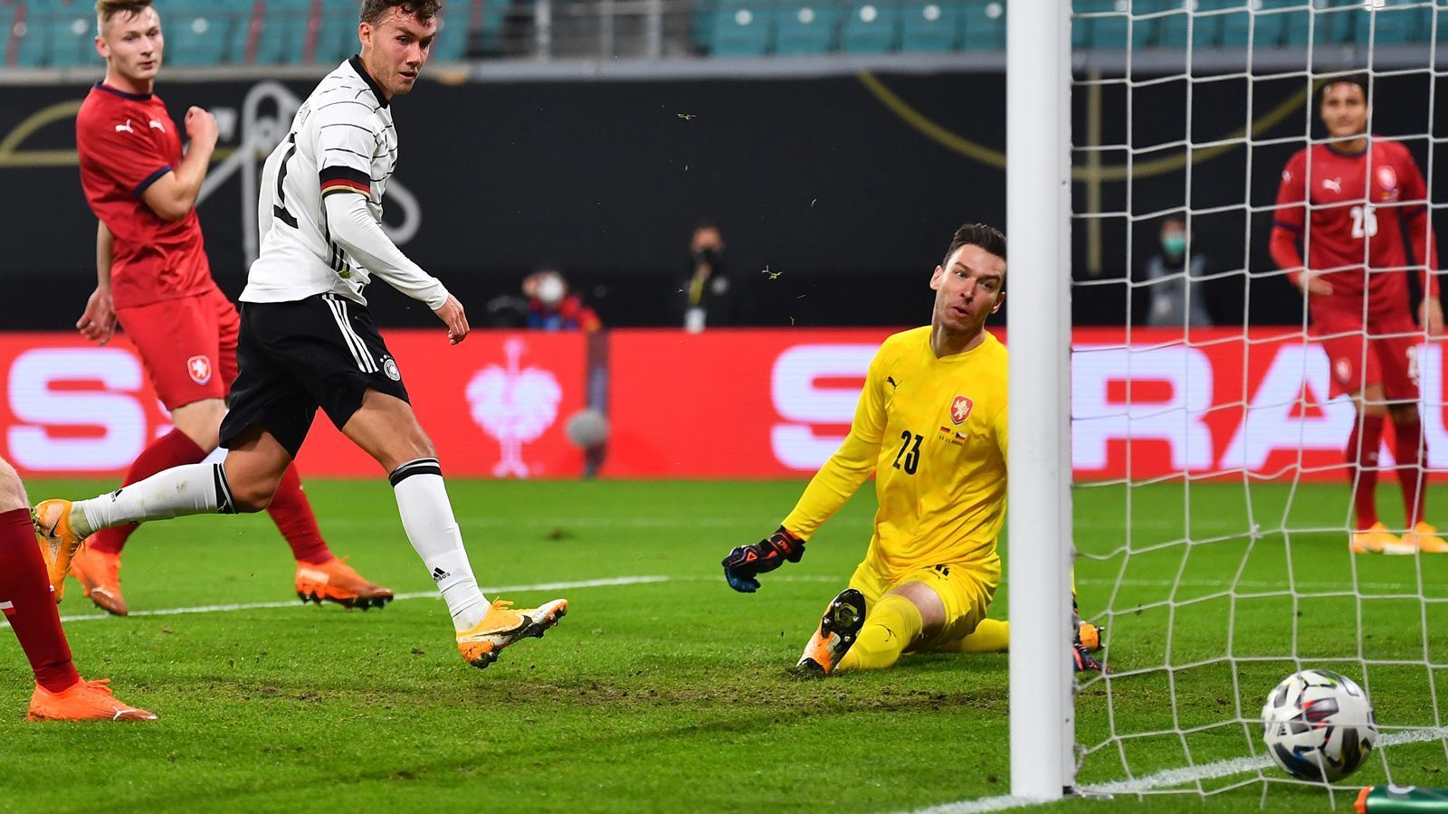 
                <strong>Liveticker</strong><br>
                Der für Maier in die Startelf gerückte Gladbacher ist sofort auf Betriebstemperatur und besticht durch Kreativität. Neuhaus fasst sich früh ein Herz und gibt einen gefährlichen Warnschuss ab. Auf dem Weg zum 2:0 erobert er die Kugel und bedient Richter mit Übersicht. ran-Note: 1
              