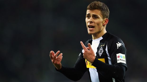 
                <strong>Linkes Mittelfeld - Thorgan Hazard (Borussia Mönchengladbach)</strong><br>
                Bei Borussia Mönchengladbach lief es im Herbst durchaus gut, die "Fohlen" liegen nach der Hinrunde auf Rang 6 und untermauern damit ihre internationalen Ambitionen. Einer der herausragenden Akteure war dabei der Belgier Thorgan Hazard. Der jüngere Bruder des Chelsea-Stars Eden war an zwölf Hinrunden-Treffern der Borussia als Torschütze oder Vorlagengeber beteiligt. Beim kürzlichen 3:1-Erfolg über den HSV schwang sich der 24-Jährige mit einem Tor und einer Vorlage neben dem Doppeltorschützen Raffael zum Matchwinner auf. Durch seine starken Leistungen konnte Hazard im Herbst zudem in Belgiens Nationalmannschaft Fuß fassen und darf somit von einer WM-Teilnahme 2018 in Russland träumen.
              