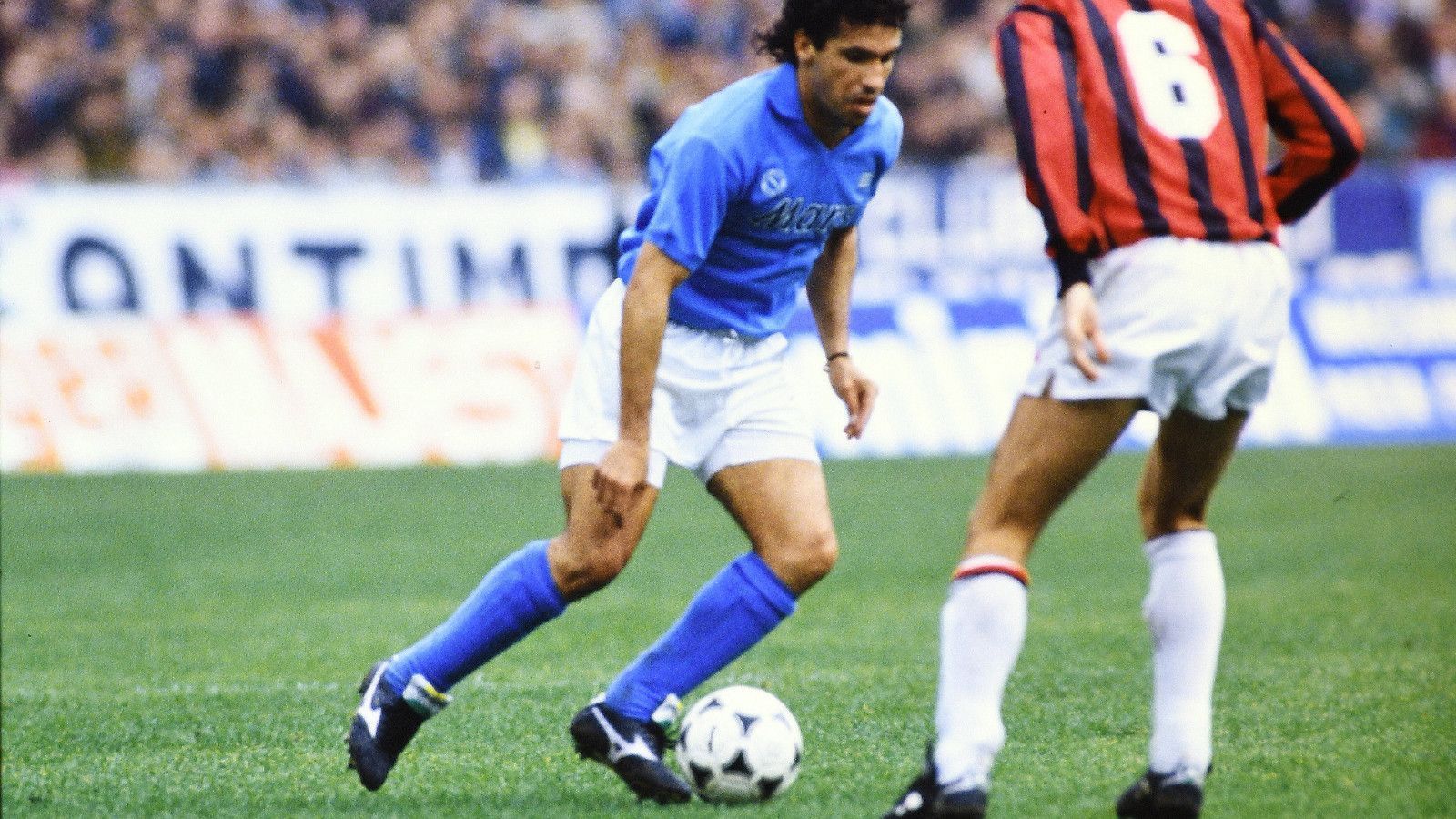 
                <strong>Careca</strong><br>
                Brasilianische Sturm-Legende: Als Maradonas kongenialer Partner trug Antonio de Oliveira Filho, besser bekannt als Careca, seinen Teil zum Erfolg bei. Insgesamt 95 Tore schoss er für die Partenopei.
              