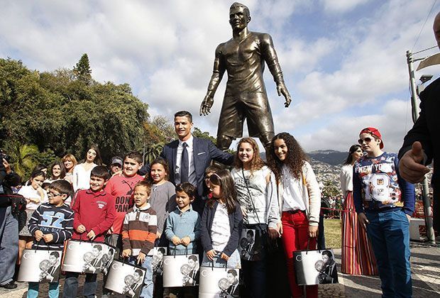 
                <strong>Cristiano Ronaldo Statue</strong><br>
                Ronaldo: "Ich bin stolz darauf, wieder in Madeira zu sein. Es ist eine große Ehre, hier bei der Einweihung dabei zu sein, wo meine fußballerischen Wurzeln liegen."
              