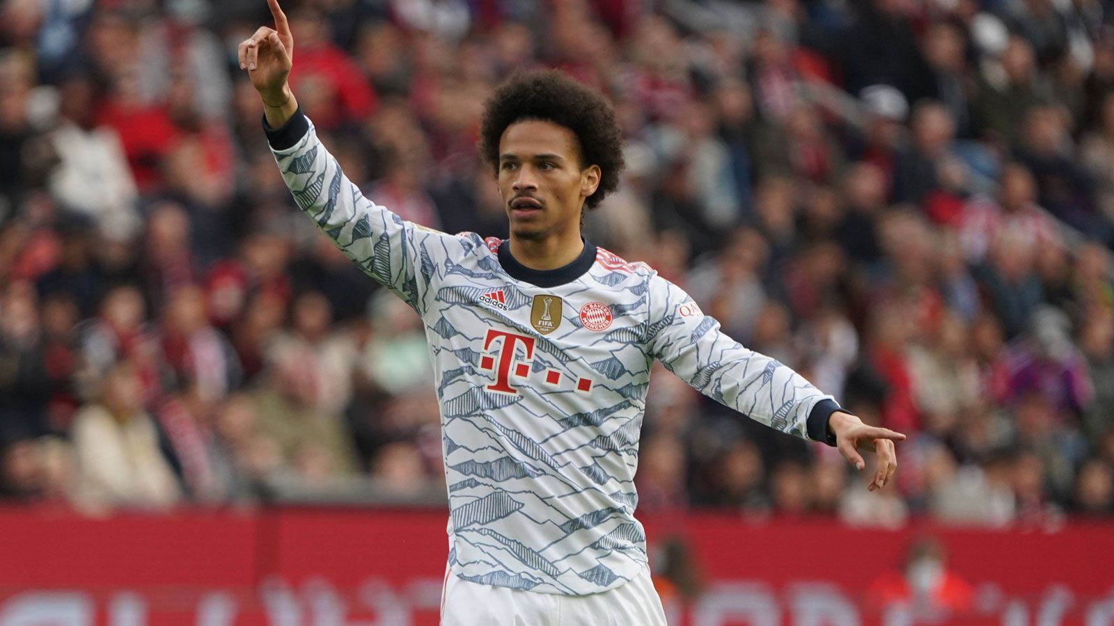 
                <strong>Leroy Sane</strong><br>
                Hilft defensiv gut mit gegen die schnellen Leverkusener Außen. Nach einer Balleroberung stellt er sein ganzes Repertoire zur Schau, nur der Abschluss will nicht gelingen. Hat viele Freiheiten vor dem gegnerischen Sechzehner, die er später zu einem Pfostenschuss nutzt. Leitet dann das zweite Tor mit seinem Lauf gut ein. ran-Note: 1
              