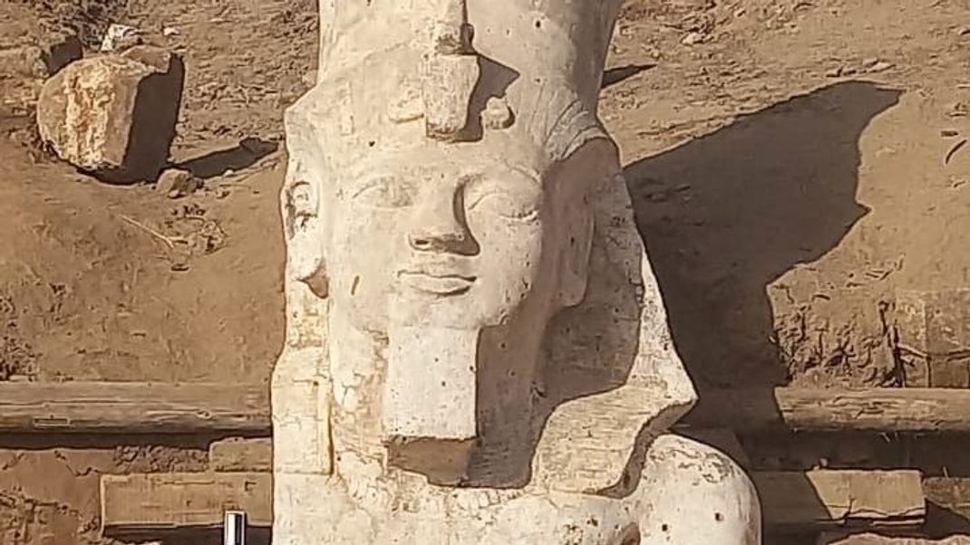 In der Nähe der ägyptischen Stadt Minya haben Archäolog:innen den oberen Teil einer riesigen Statue des Pharaos König Ramses II. freigelegt.